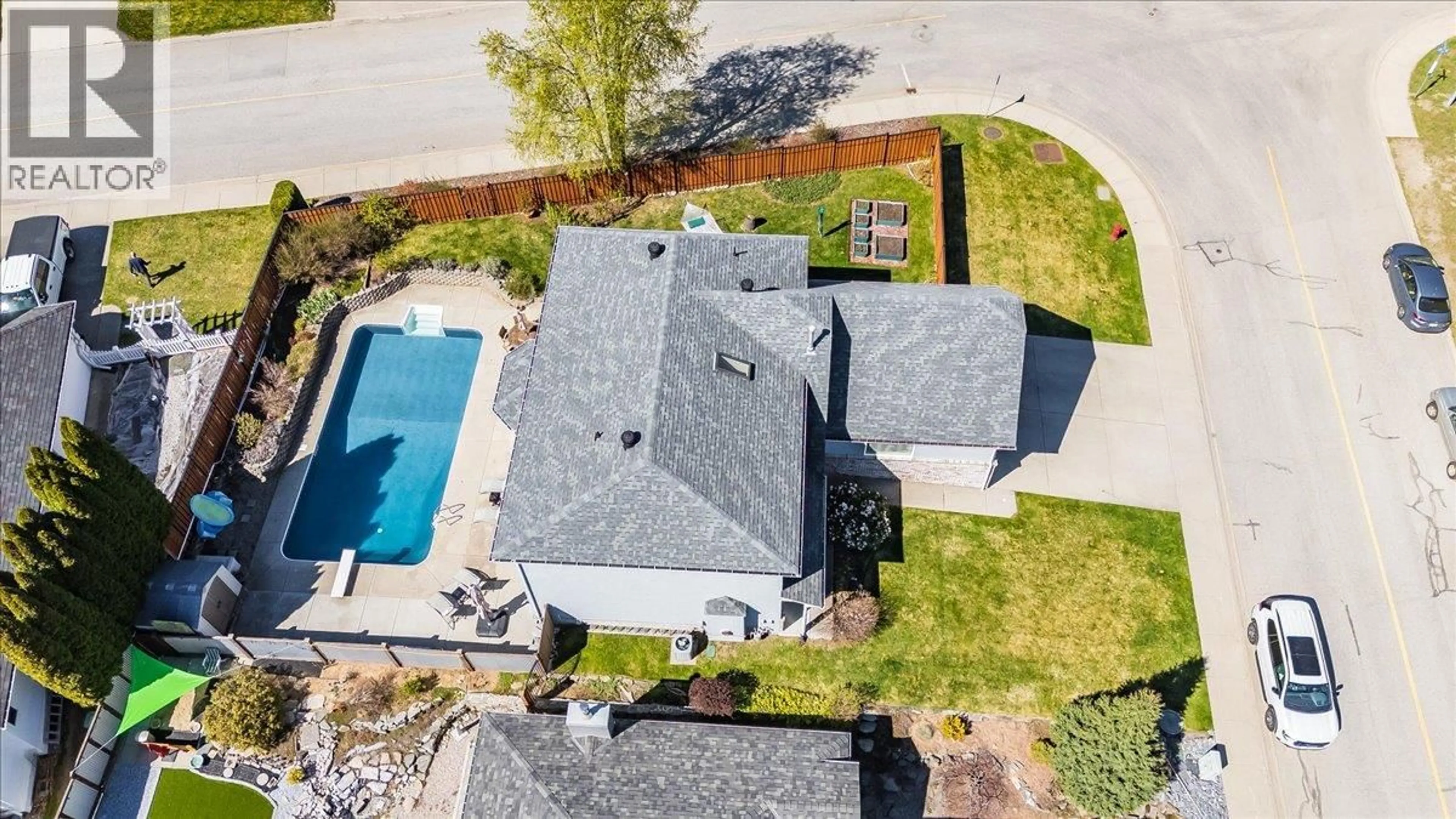 A pic from outside/outdoor area/front of a property/back of a property/a pic from drone, street for 3312 SOUTHRIDGE DRIVE, Castlegar British Columbia V1N4G1