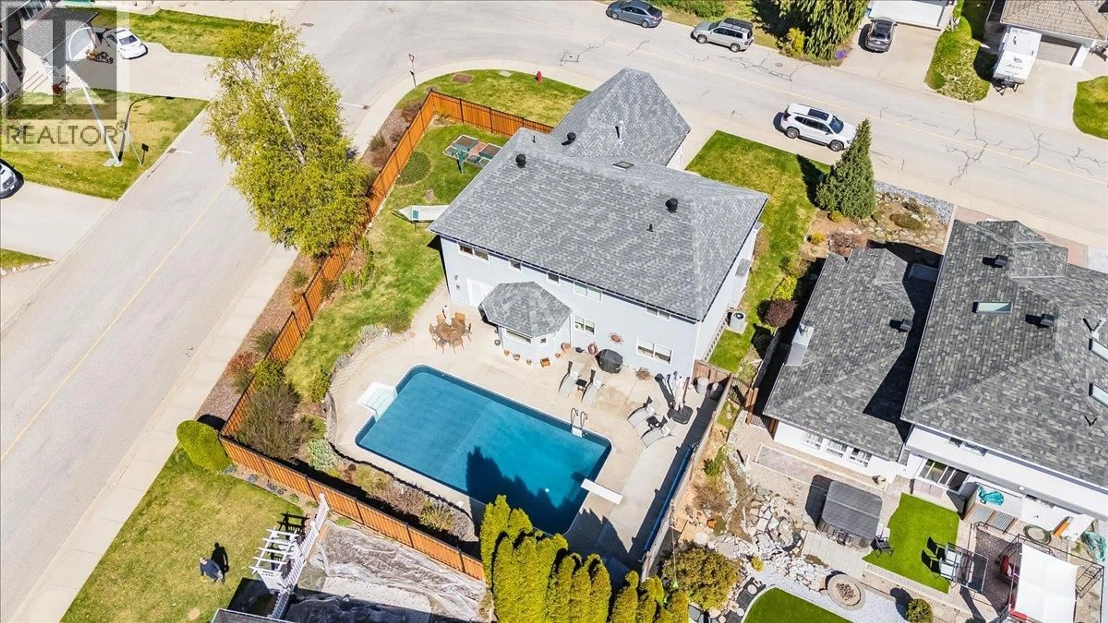 A pic from outside/outdoor area/front of a property/back of a property/a pic from drone, street for 3312 SOUTHRIDGE DRIVE, Castlegar British Columbia V1N4G1