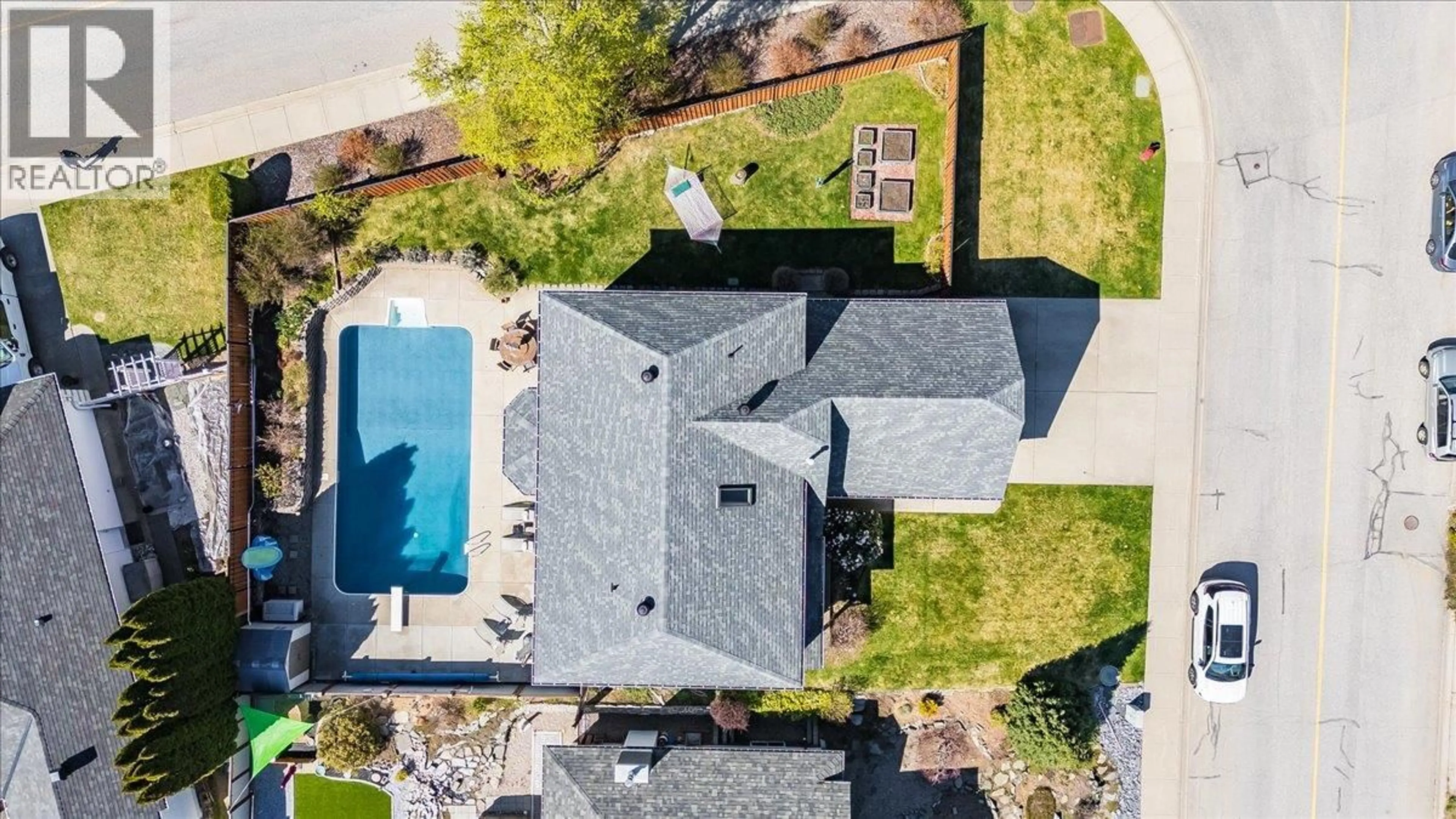 A pic from outside/outdoor area/front of a property/back of a property/a pic from drone, unknown for 3312 SOUTHRIDGE DRIVE, Castlegar British Columbia V1N4G1