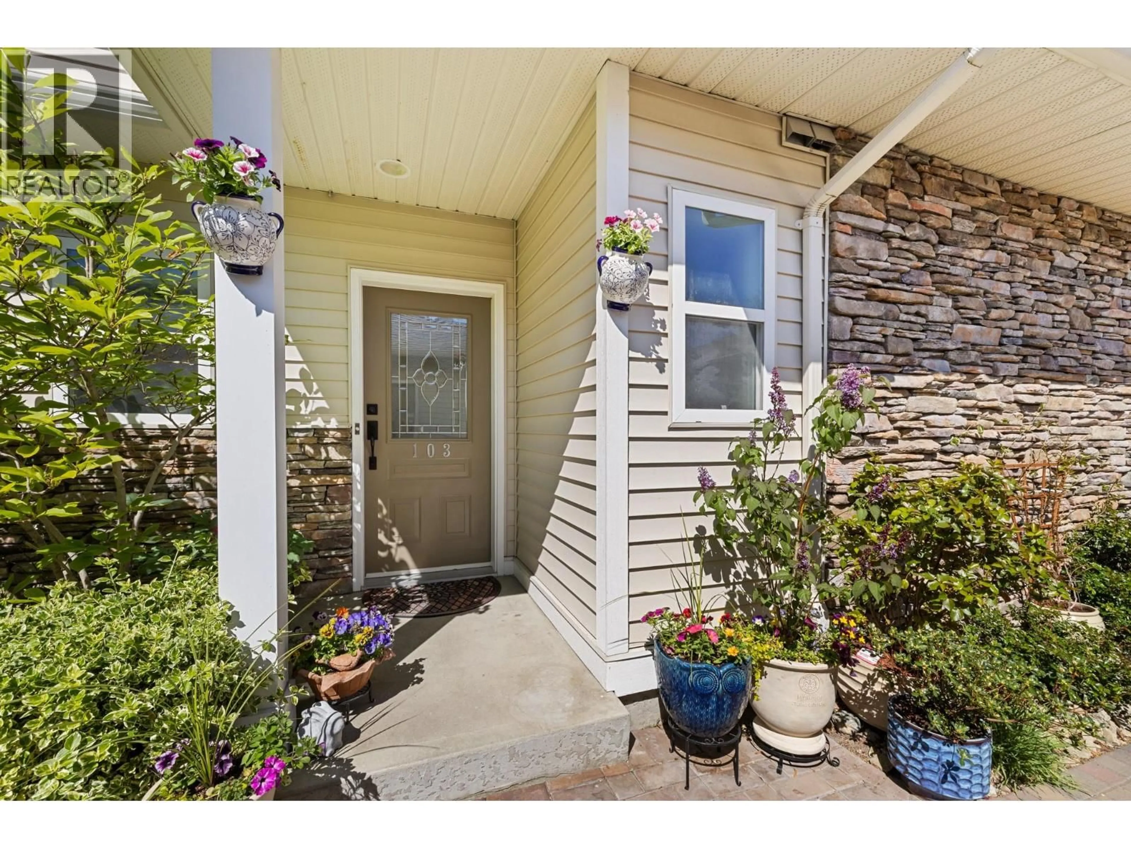 Indoor entryway for 103 - 4049 LAKESHORE ROAD, Kelowna British Columbia V1W1V7