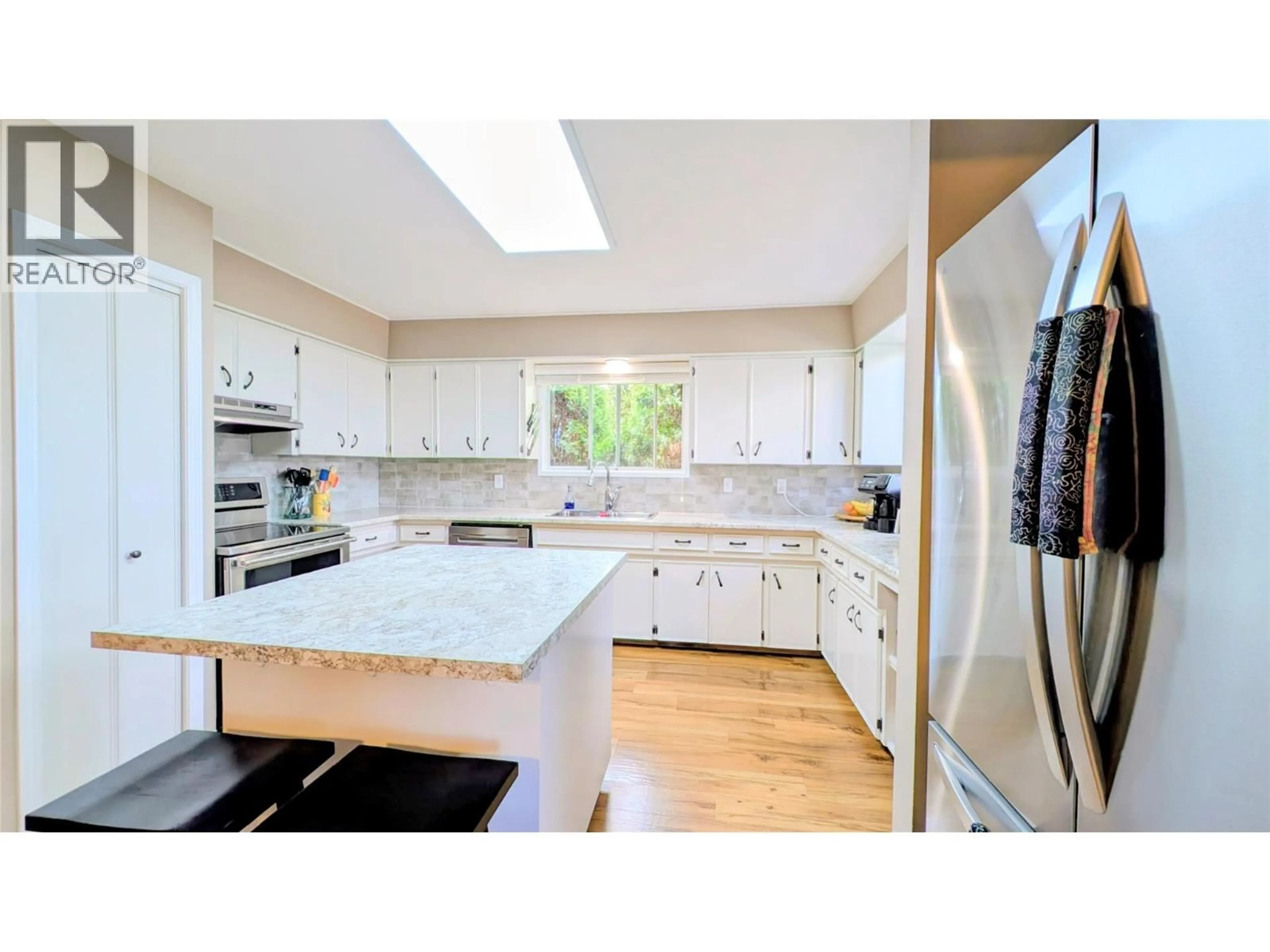 Open concept kitchen, ceramic/tile floor for 1412 3RD AVENUE SOUTH, Cranbrook British Columbia V1C2C8