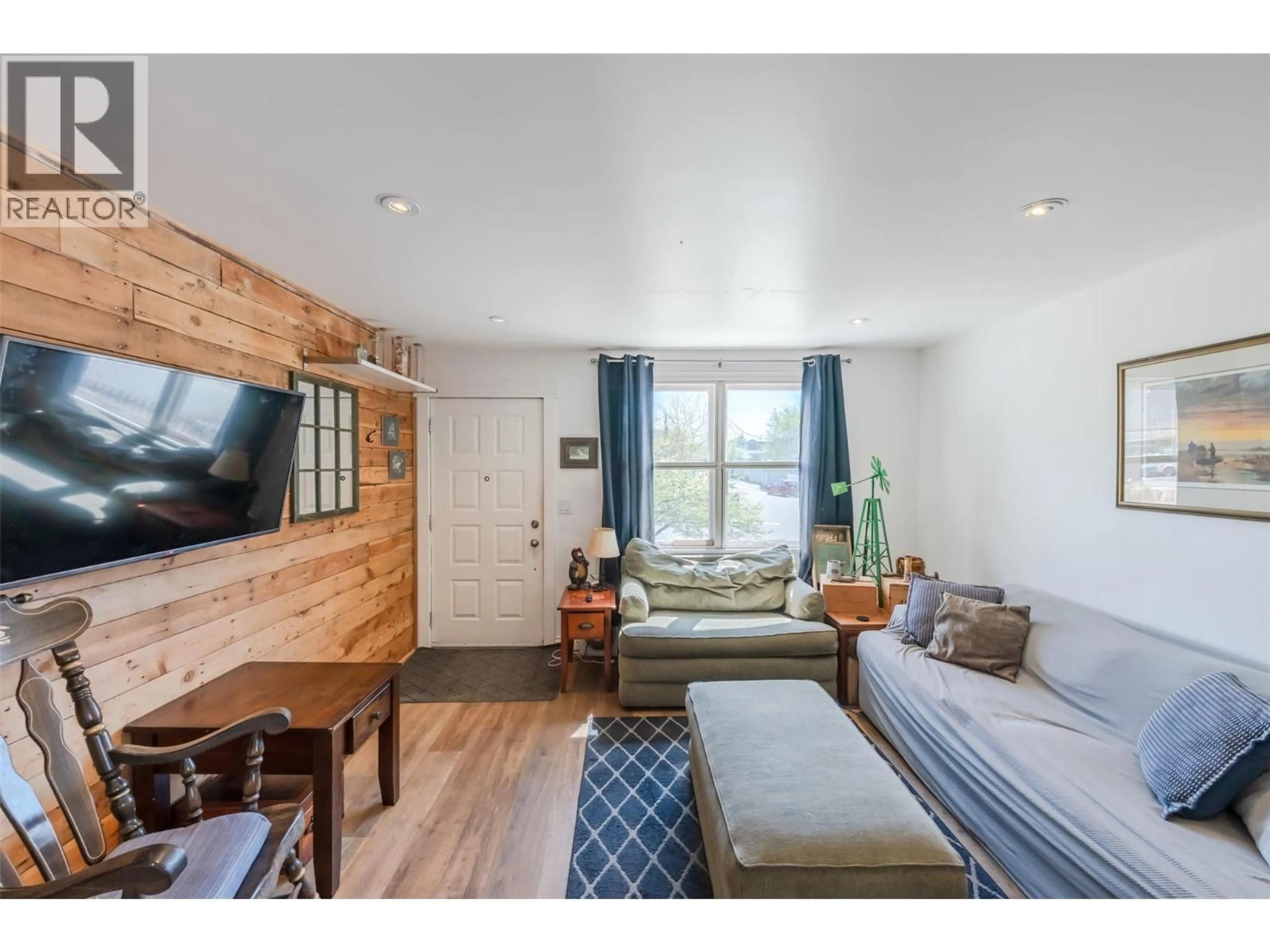 Living room with furniture, wood/laminate floor for 591 GAHAN AVENUE, Penticton British Columbia V2A2C6