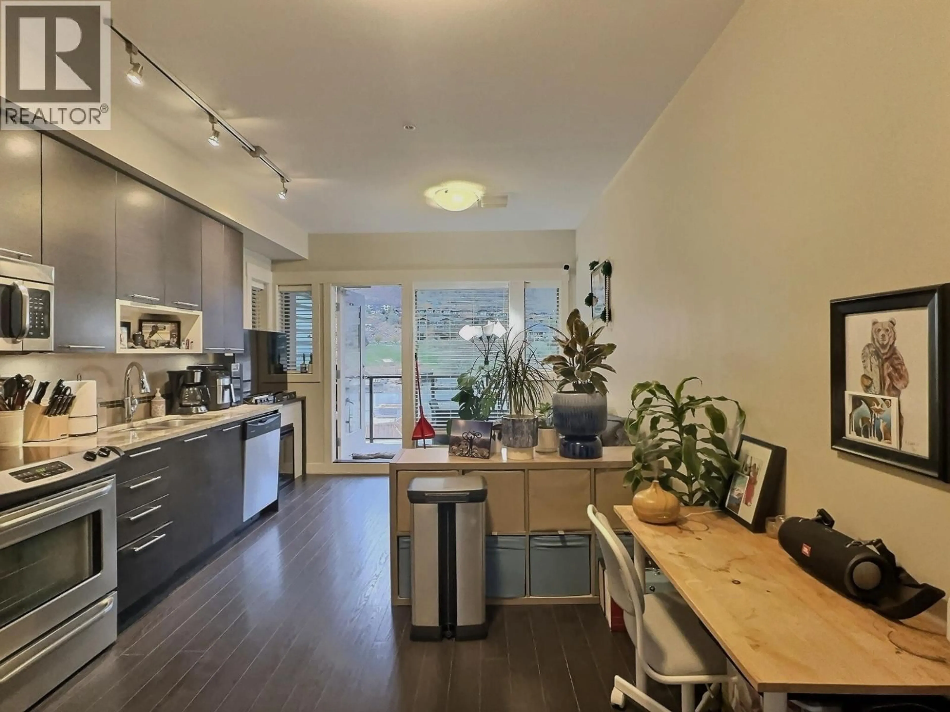 Open concept kitchen, wood/laminate floor for 3222 - 1040 TALASA COURT, Kamloops British Columbia V2H0C4
