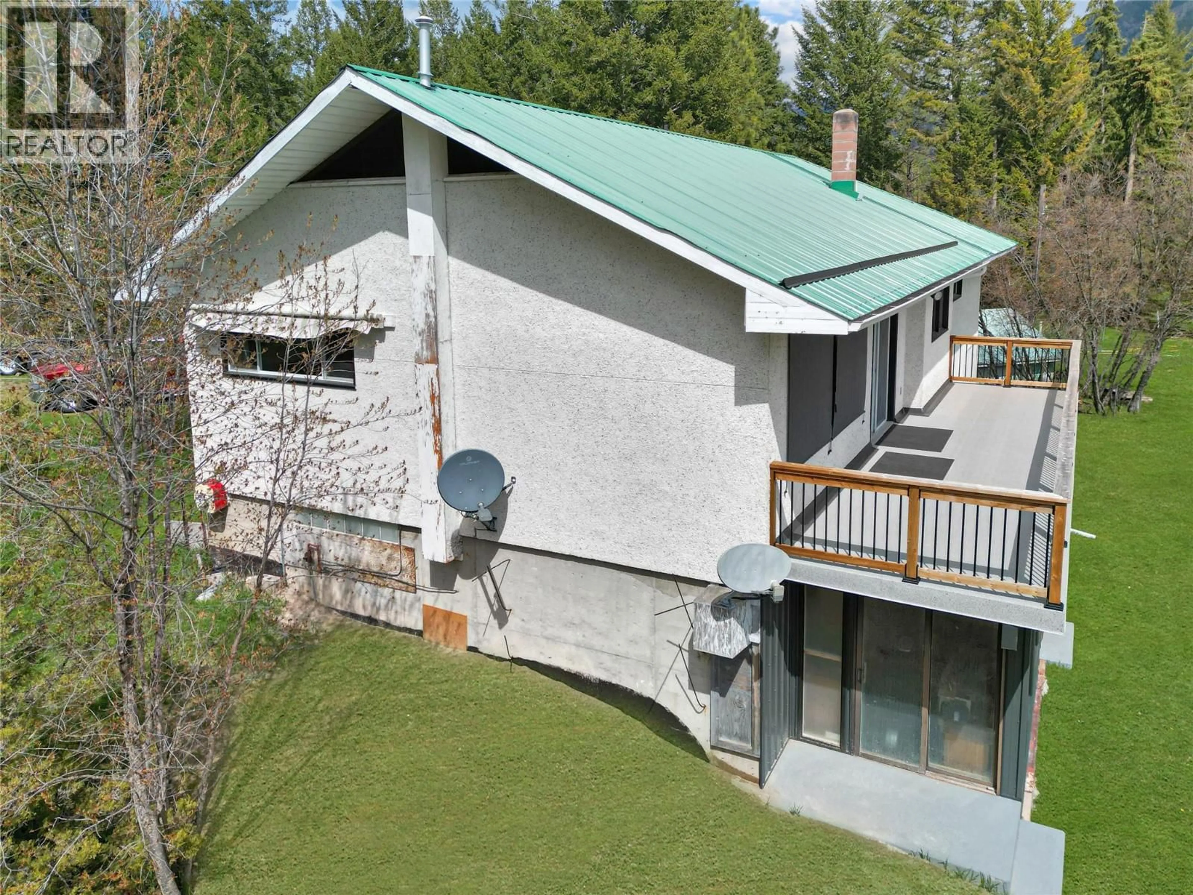 A pic from outside/outdoor area/front of a property/back of a property/a pic from drone, building for 3526 ISLAND POND ROAD, Skookumchuck British Columbia V0B2E0