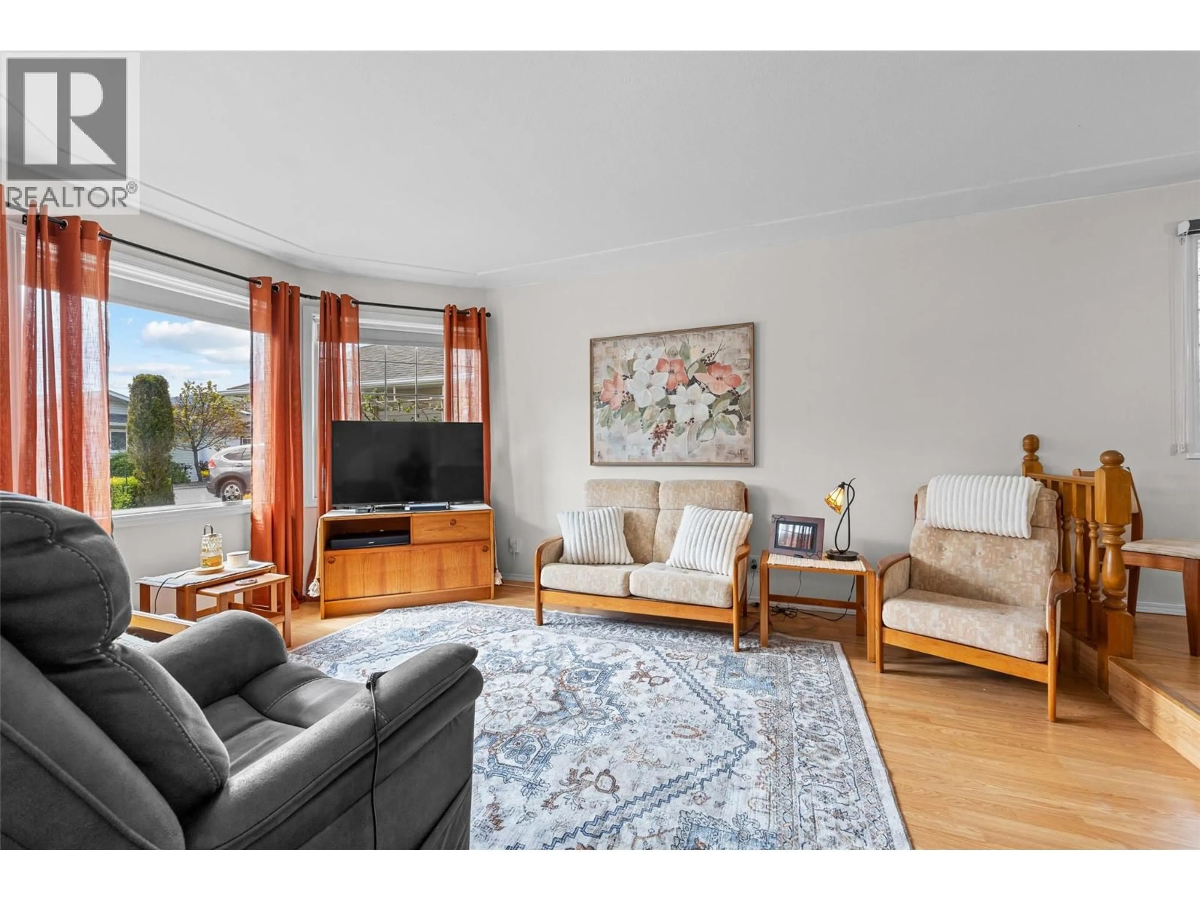 Living room with furniture, wood/laminate floor for 141 - 3400 WILSON STREET, Penticton British Columbia V2A8H9