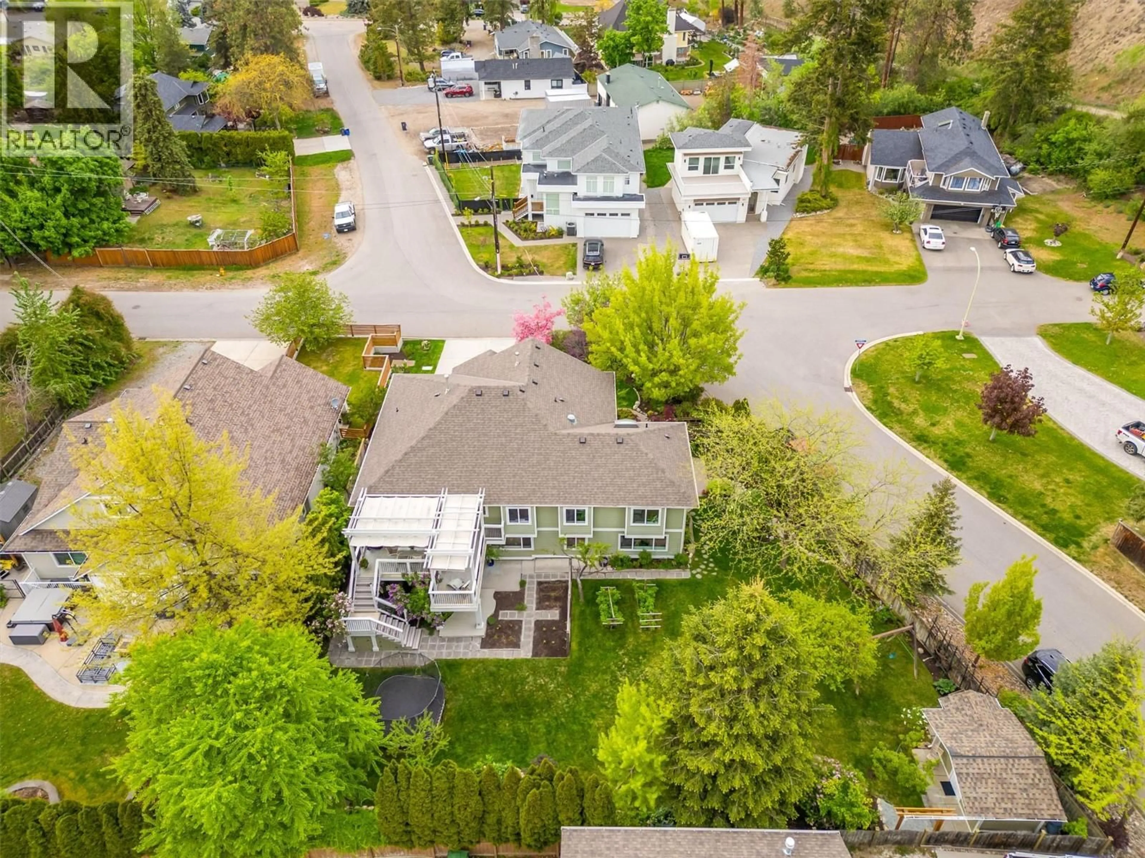 A pic from outside/outdoor area/front of a property/back of a property/a pic from drone, street for 877 HUBBARD ROAD, Kelowna British Columbia V1W1N5