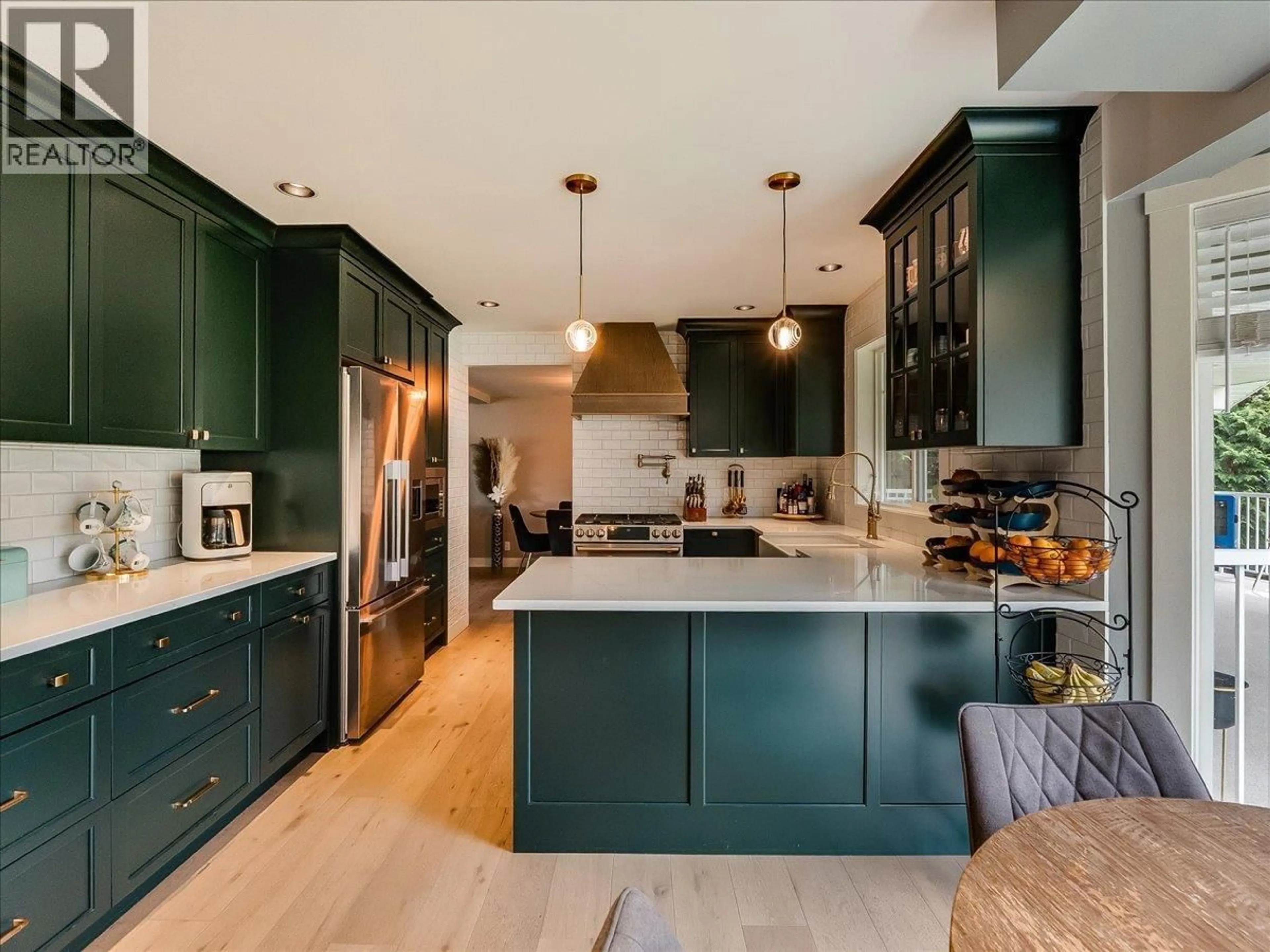 Contemporary kitchen, unknown for 148 100TH STREET, Castlegar British Columbia V1N3C5