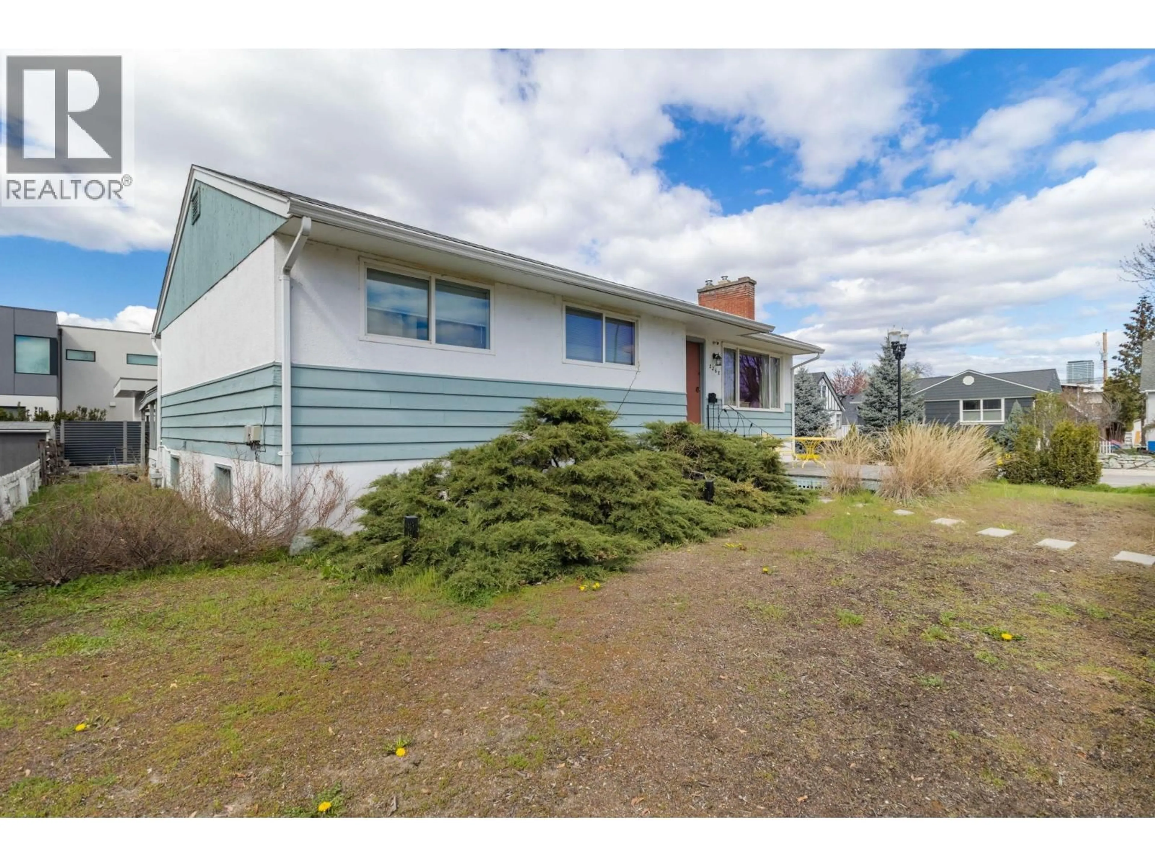 A pic from outside/outdoor area/front of a property/back of a property/a pic from drone, street for 2362 ABBOTT STREET, Kelowna British Columbia V1Y1E6