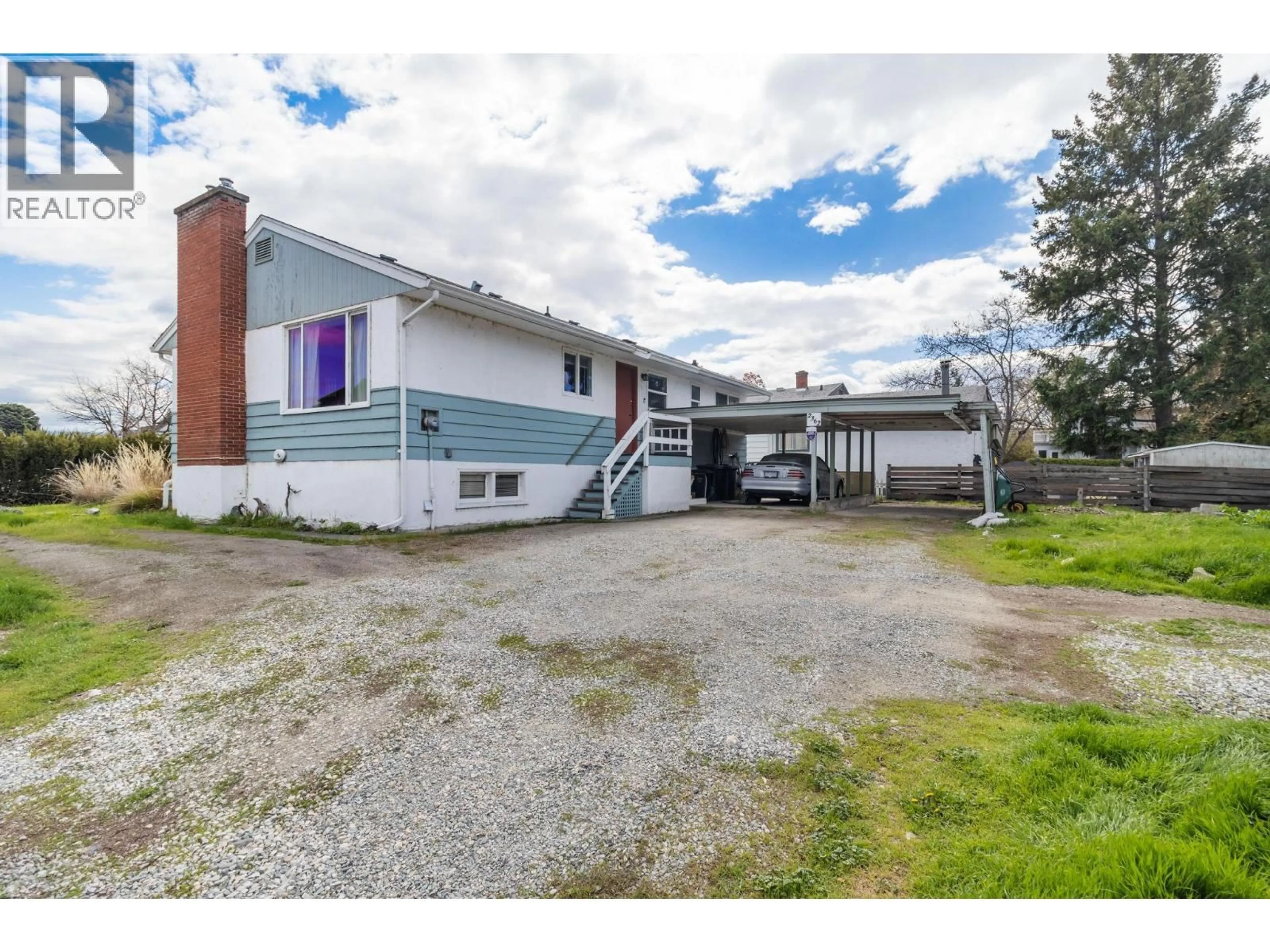 A pic from outside/outdoor area/front of a property/back of a property/a pic from drone, street for 2362 ABBOTT STREET, Kelowna British Columbia V1Y1E6