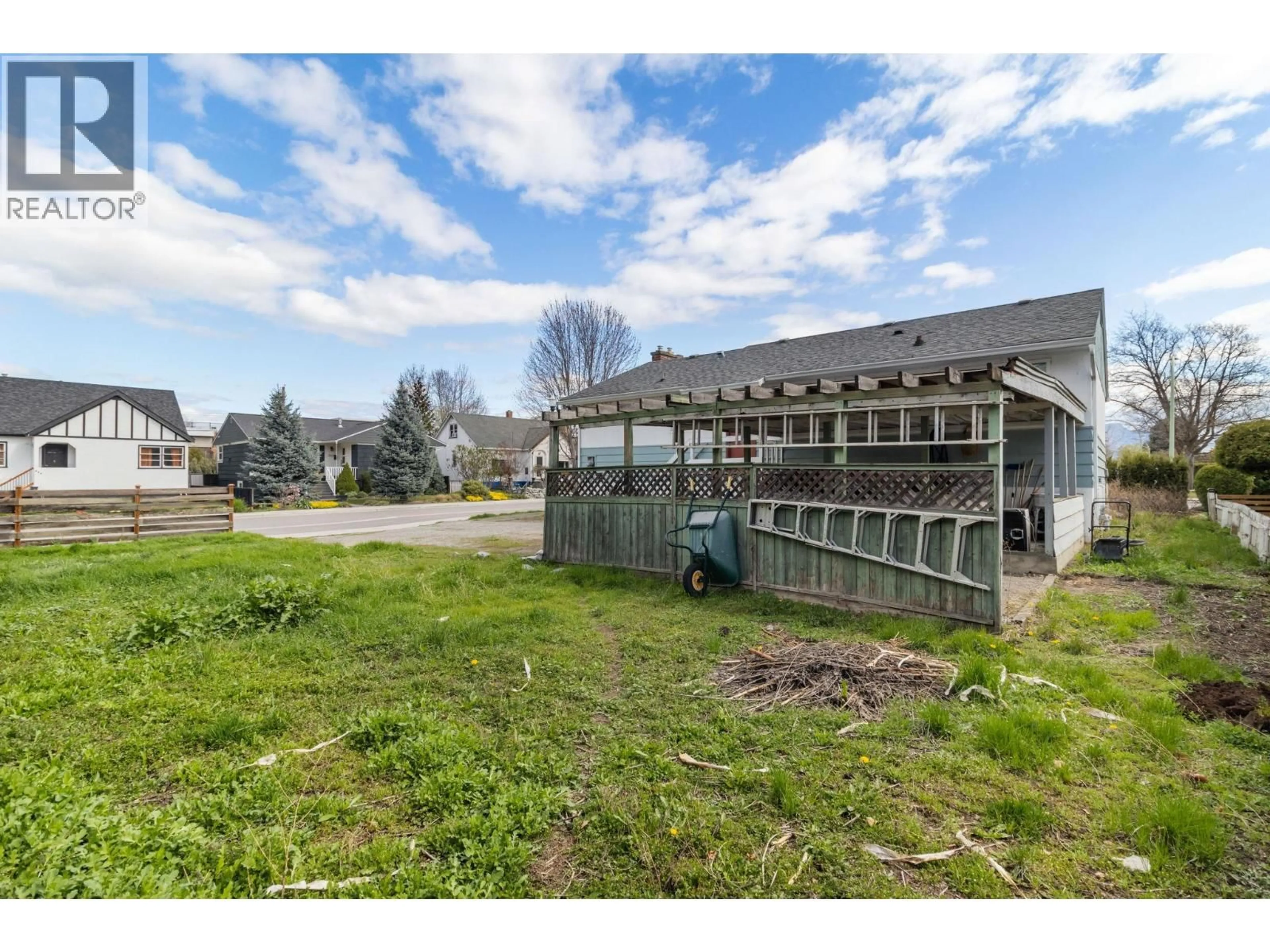 A pic from outside/outdoor area/front of a property/back of a property/a pic from drone, building for 2362 ABBOTT STREET, Kelowna British Columbia V1Y1E6