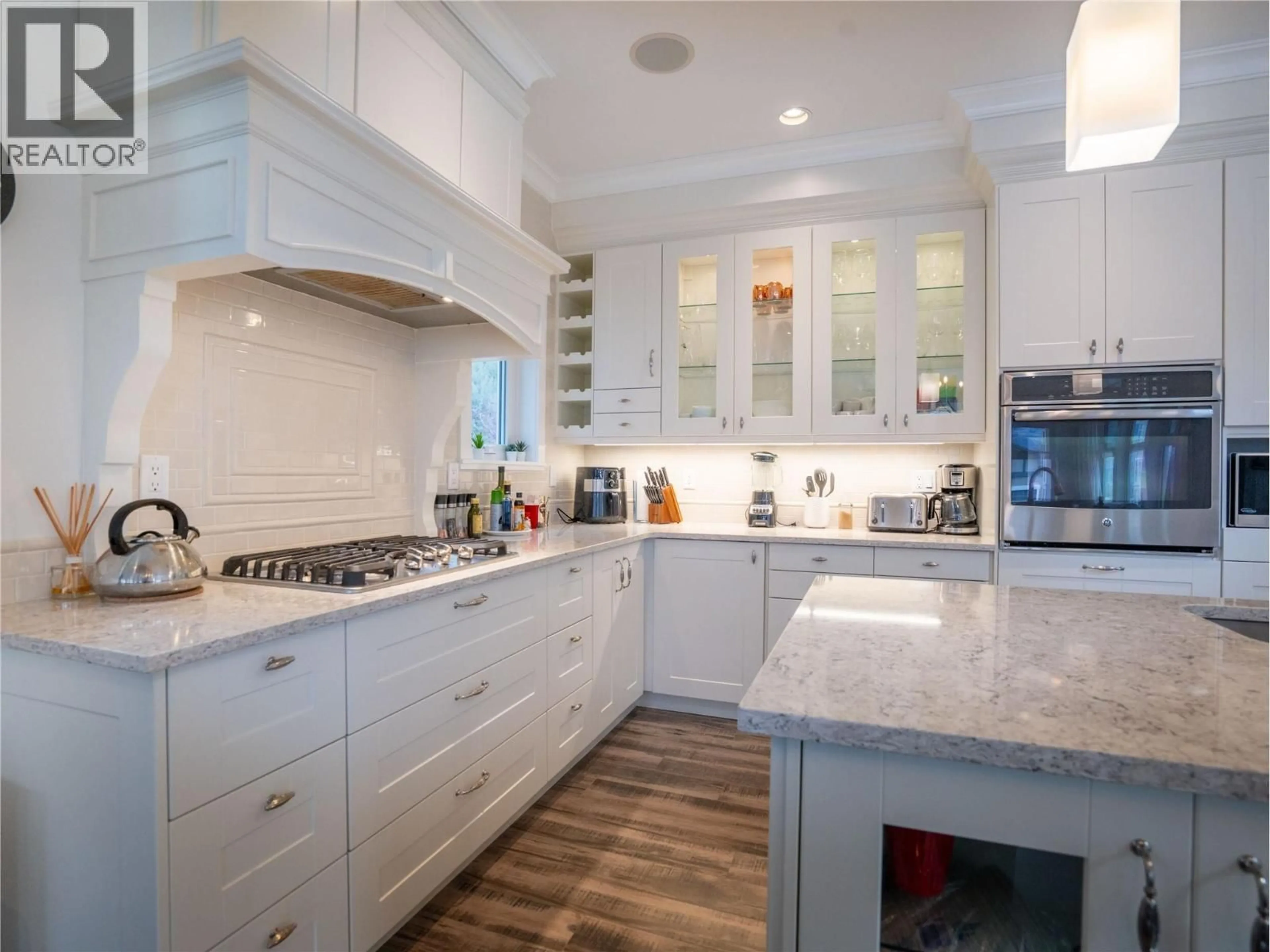 Contemporary kitchen, ceramic/tile floor for 5 CHARDONNAY COURT, Osoyoos British Columbia V0H1V6