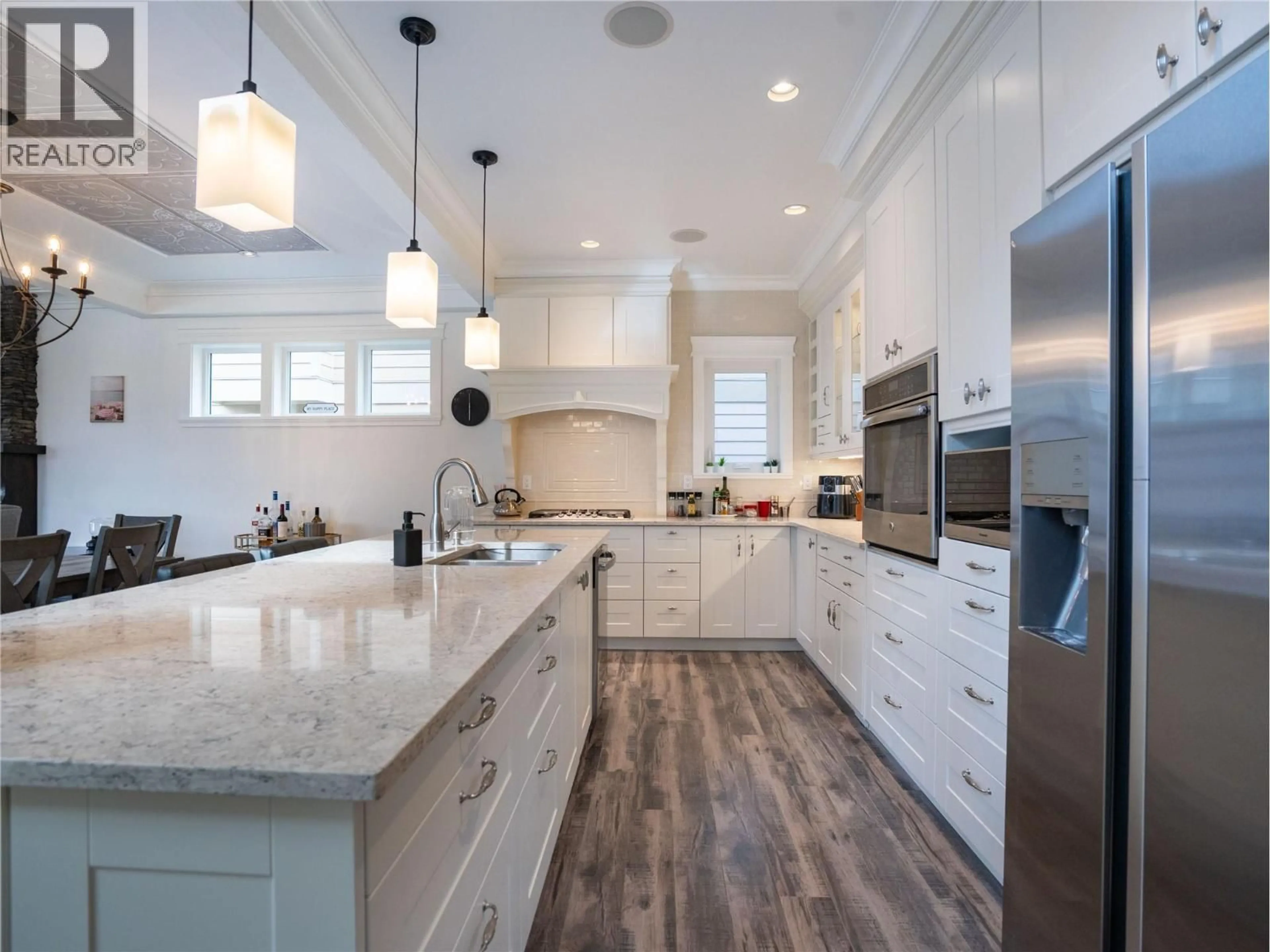 Contemporary kitchen, unknown for 5 CHARDONNAY COURT, Osoyoos British Columbia V0H1V6