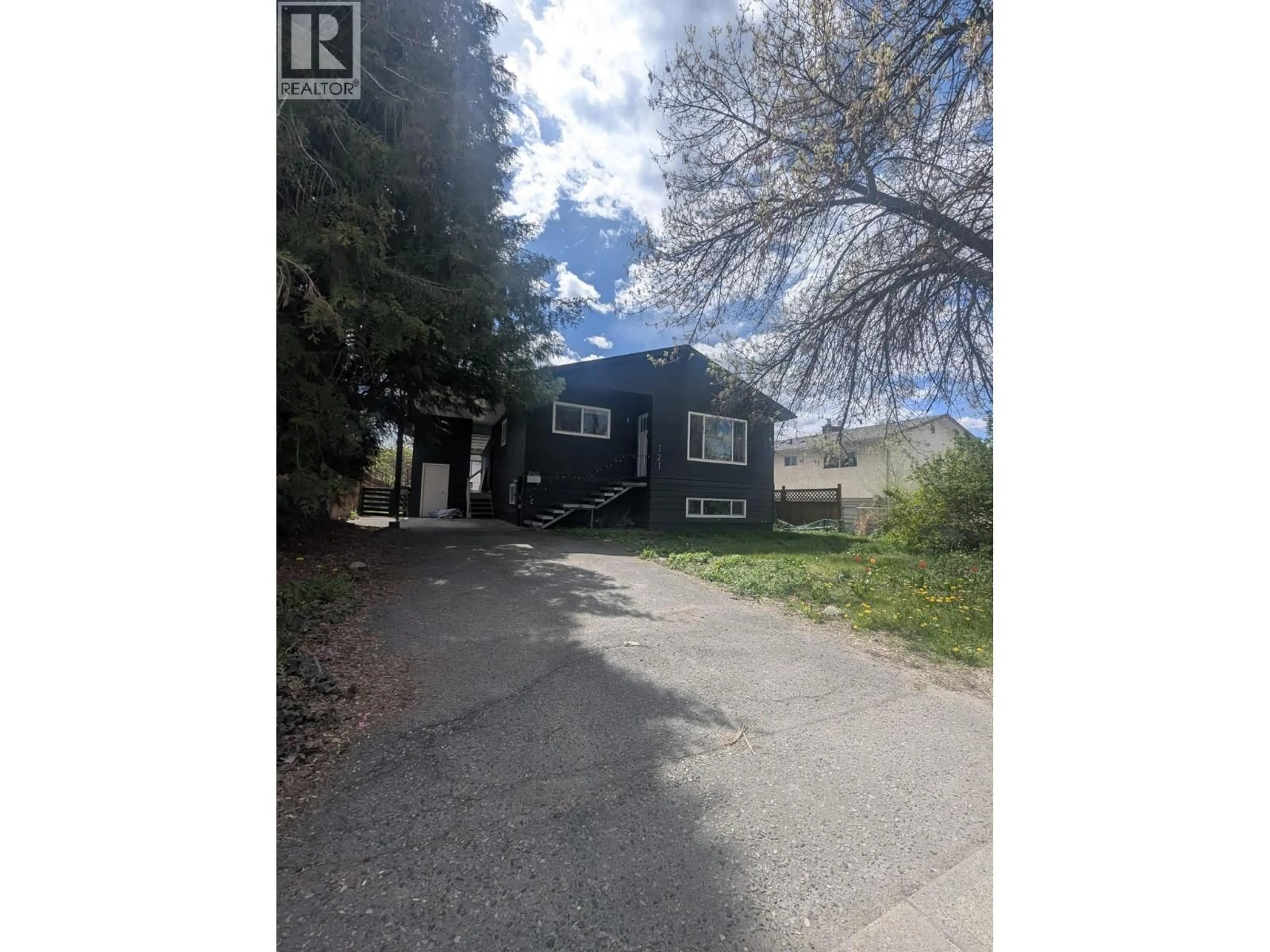A pic from outside/outdoor area/front of a property/back of a property/a pic from drone, street for 721 RAYMER AVENUE, Kelowna British Columbia V1Y4Z7