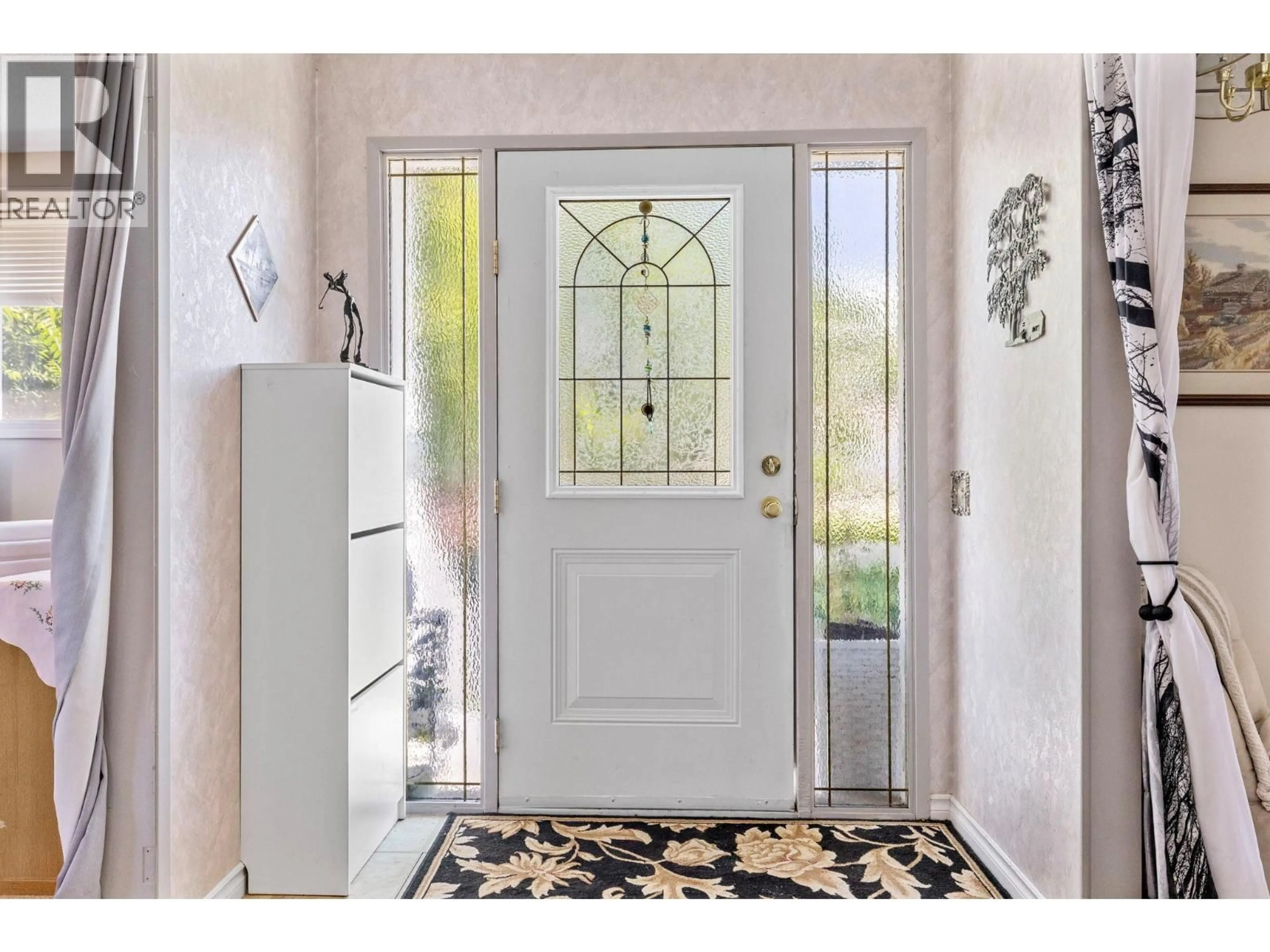 Indoor entryway for 660 SPARROW ROAD, Kelowna British Columbia V1X4E1