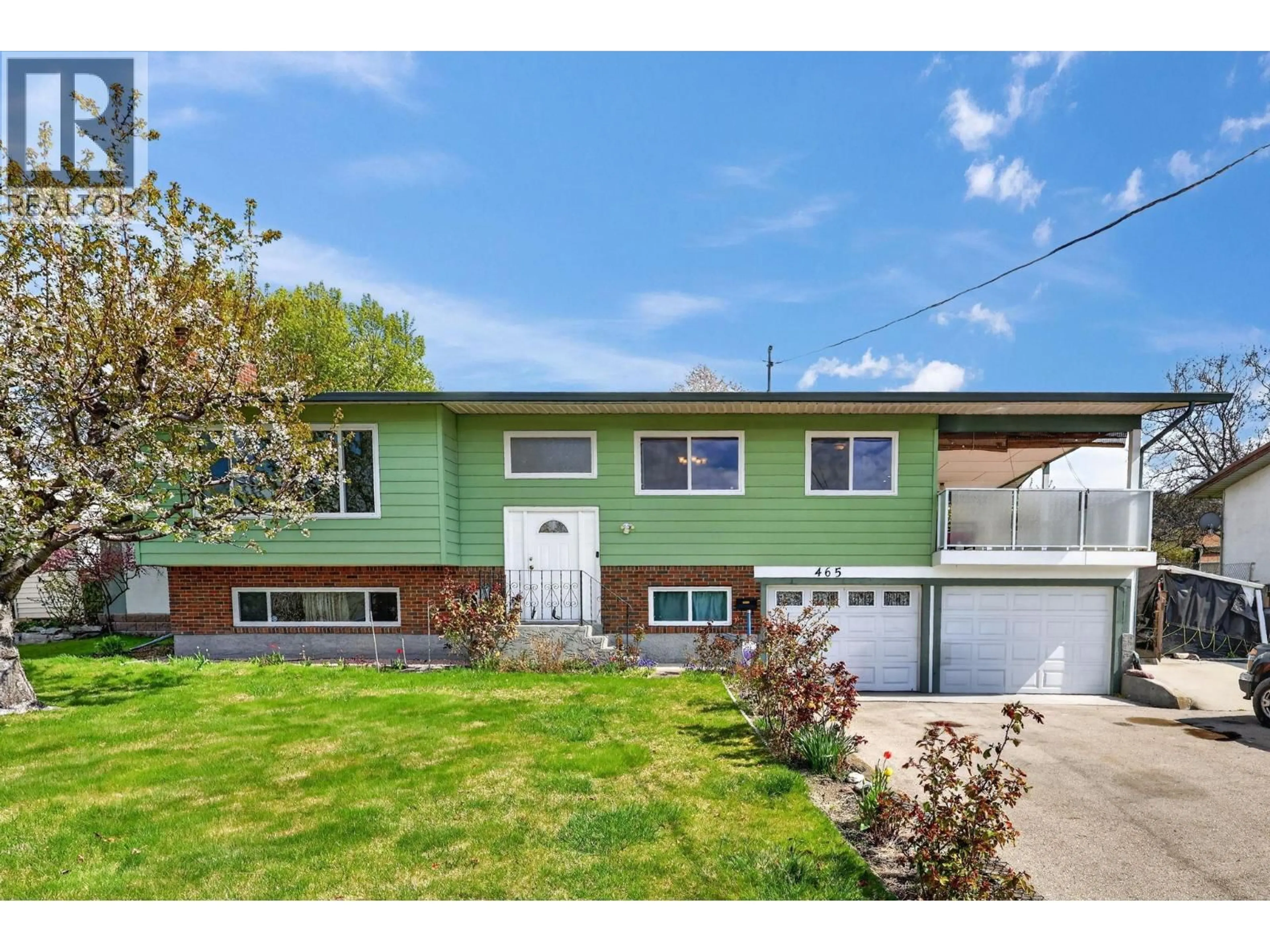 Home with vinyl exterior material, street for 465 SEAFORD ROAD, Kelowna British Columbia V1X5L3