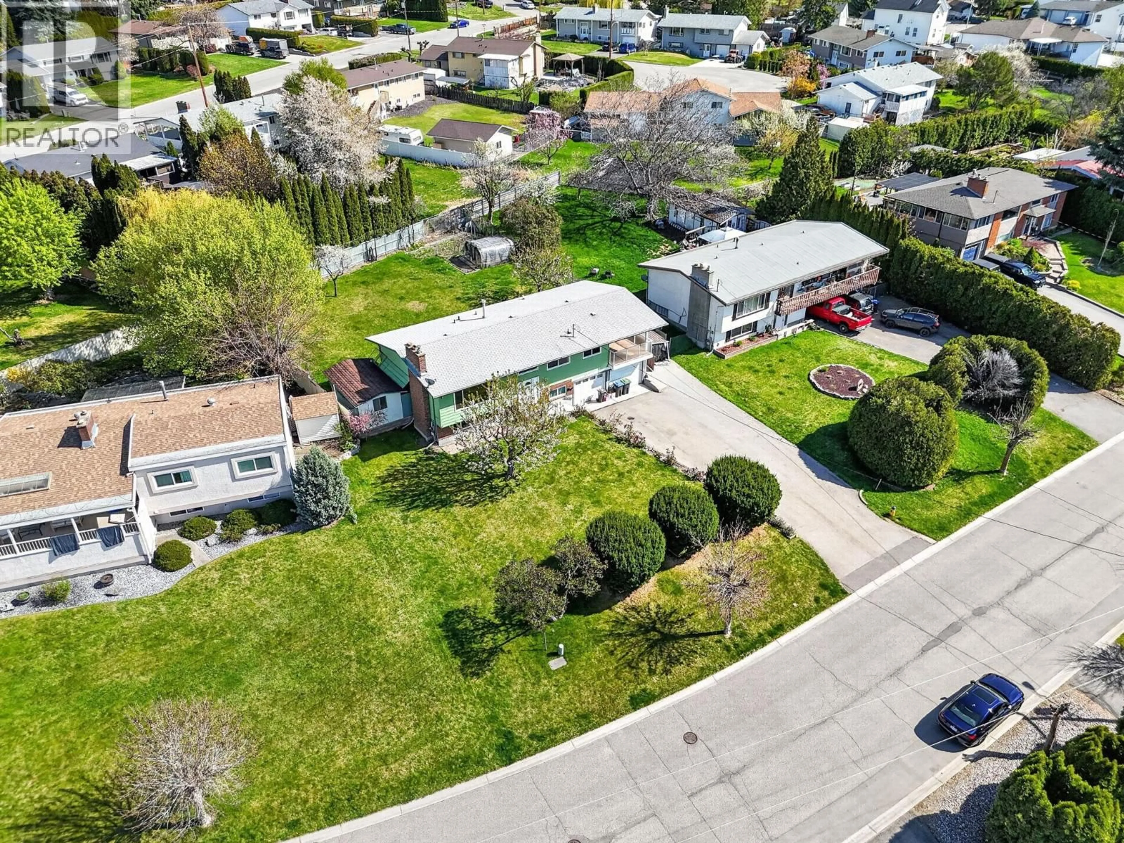 A pic from outside/outdoor area/front of a property/back of a property/a pic from drone, street for 465 SEAFORD ROAD, Kelowna British Columbia V1X5L3