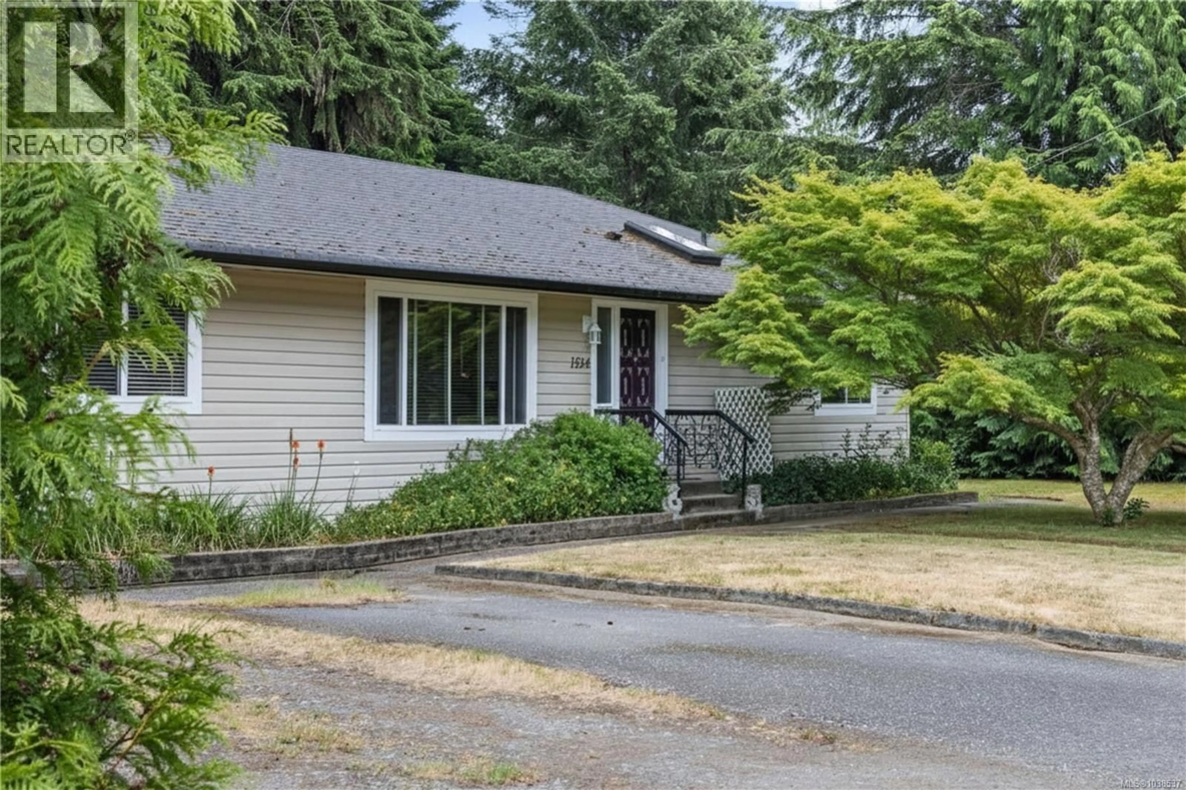 Home with vinyl exterior material, street for 1524 PACIFIC CRESCENT, Parksville British Columbia V9P1X6