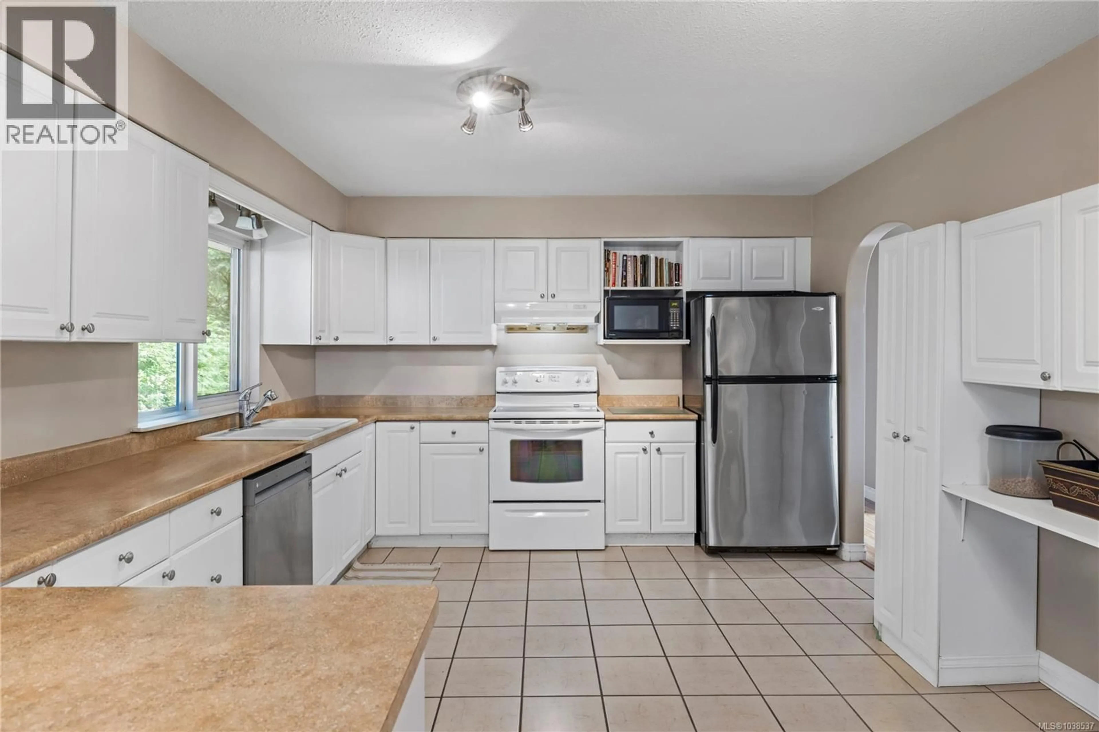 Standard kitchen, ceramic/tile floor for 1524 PACIFIC CRESCENT, Parksville British Columbia V9P1X6