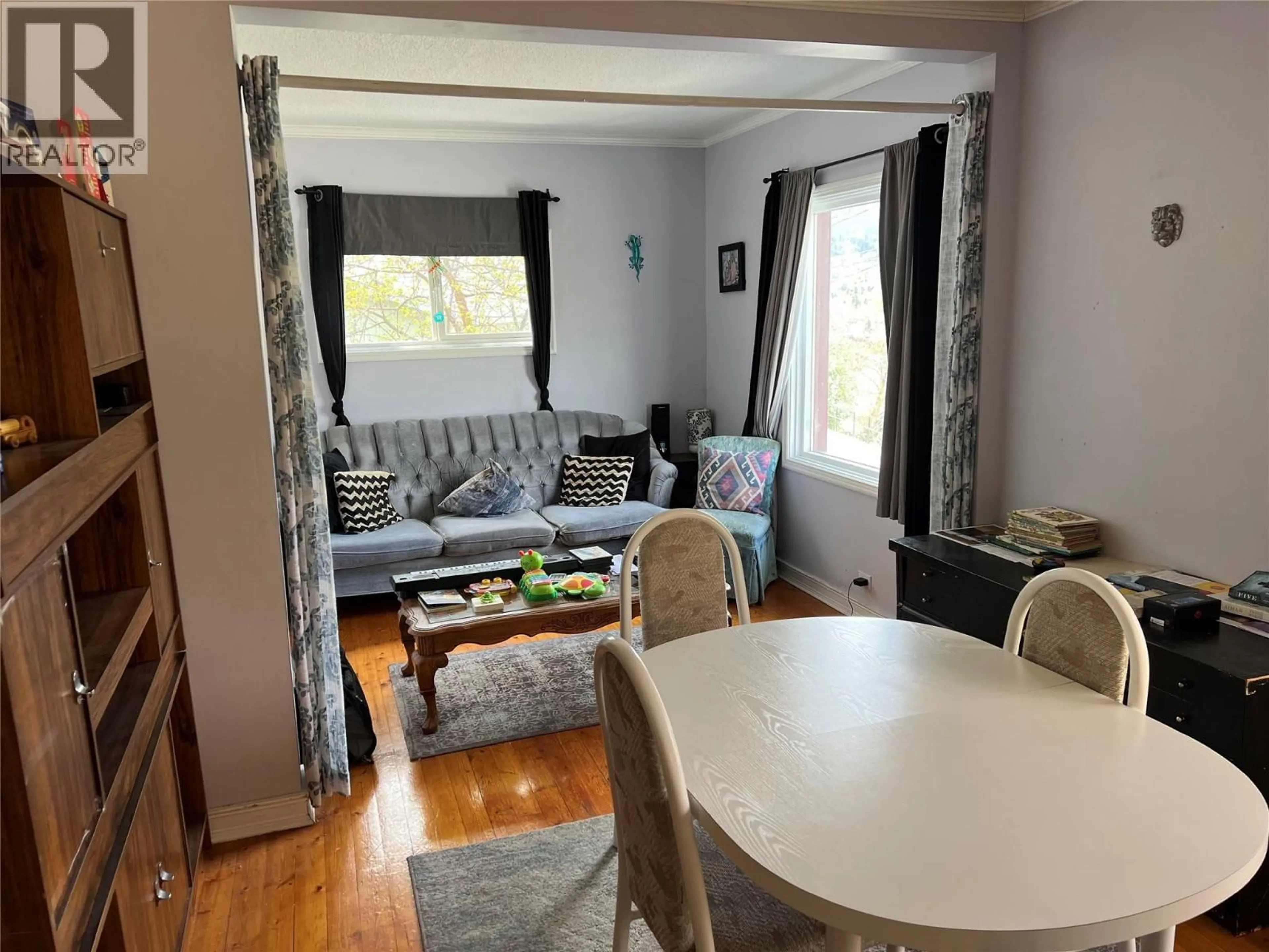 Living room with furniture, wood/laminate floor for 2008 TOPPING STREET, Trail British Columbia V1R4G5