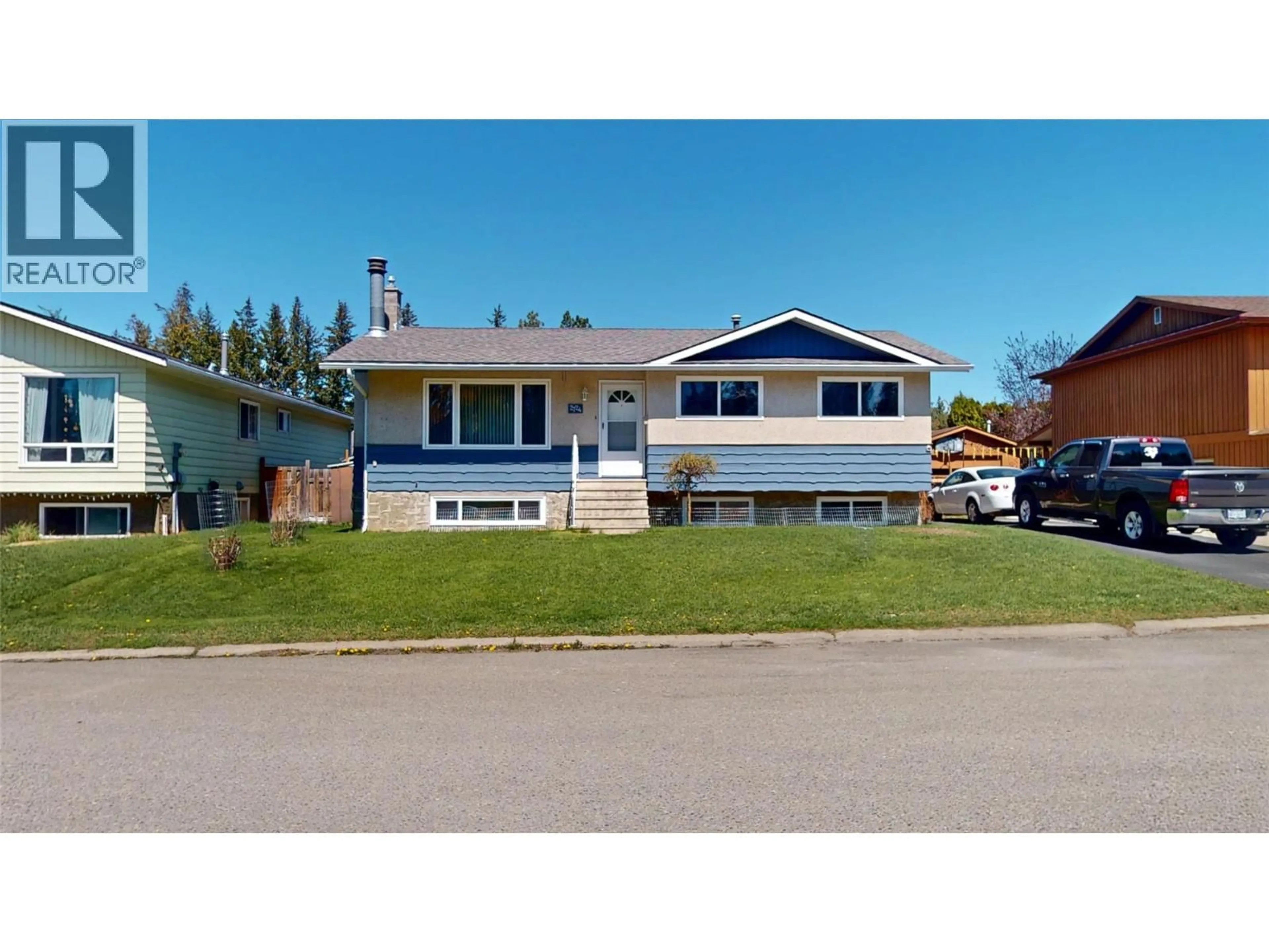 Home with vinyl exterior material, street for 2724 2B STREET SOUTH, Cranbrook British Columbia V1C5G2