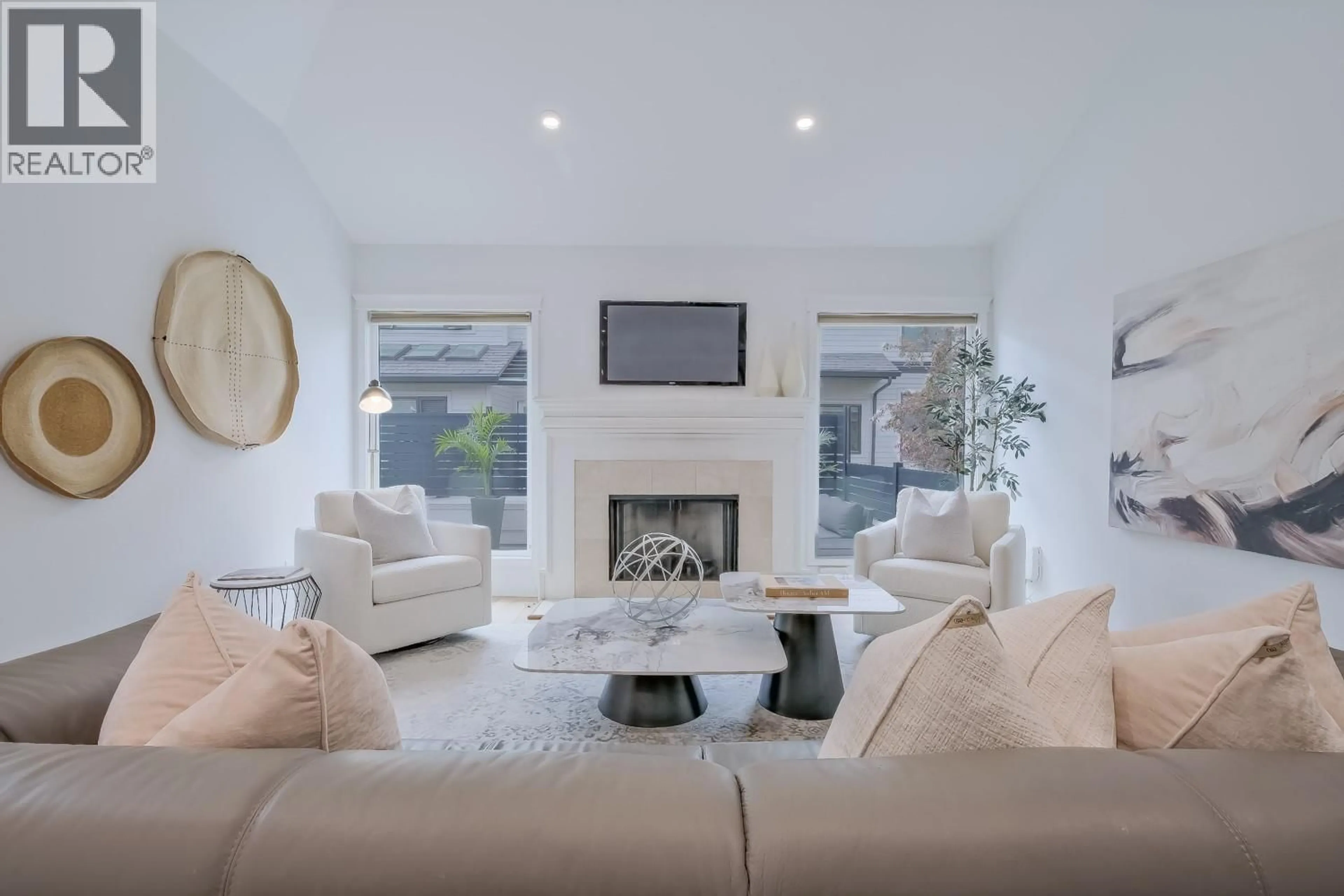 Living room with furniture, ceramic/tile floor for 11 - 414 WEST AVENUE, Kelowna British Columbia V1Y4Z2