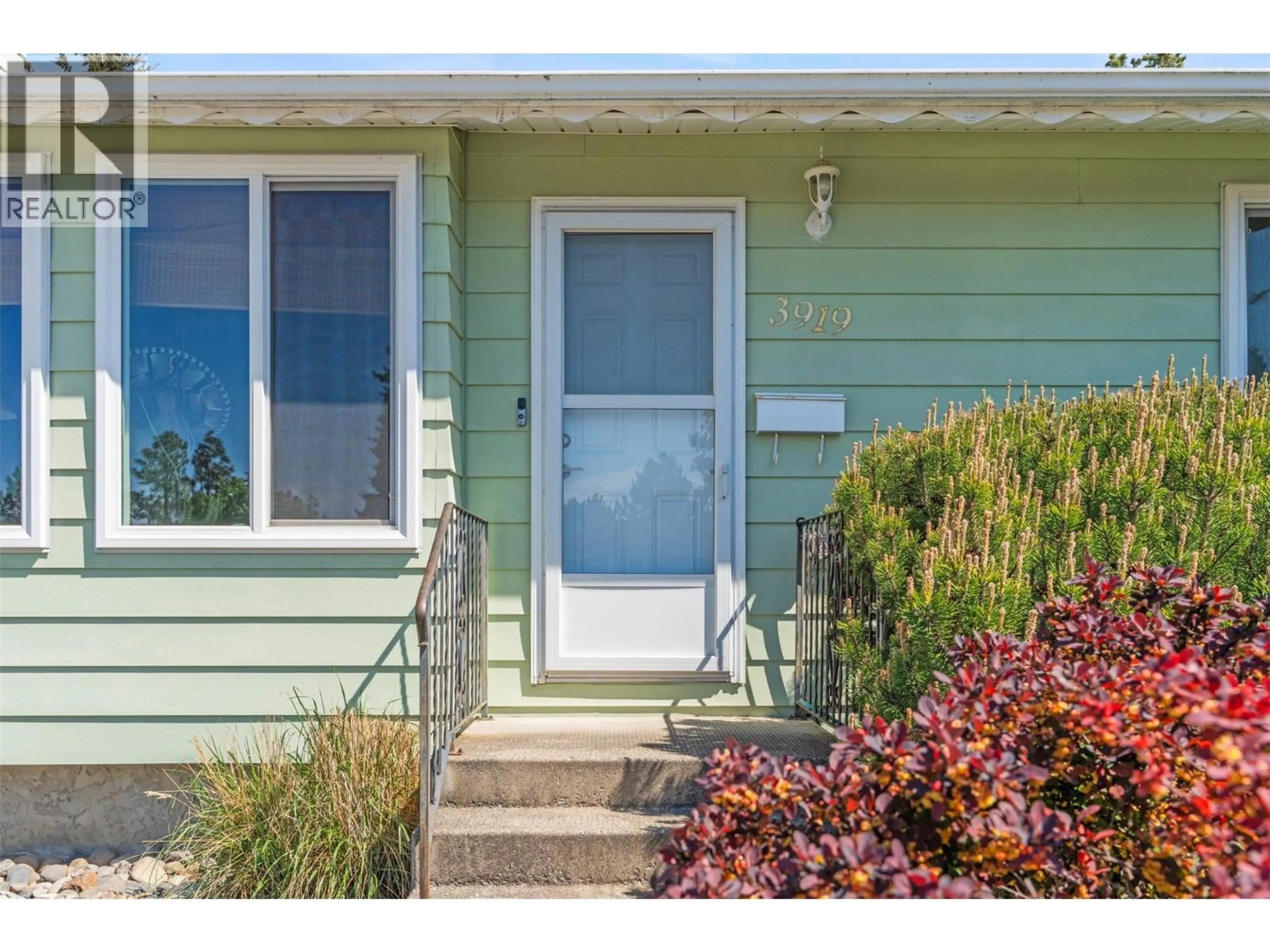 Home with vinyl exterior material, street for 3919 14 STREET, Vernon British Columbia V1T7N3