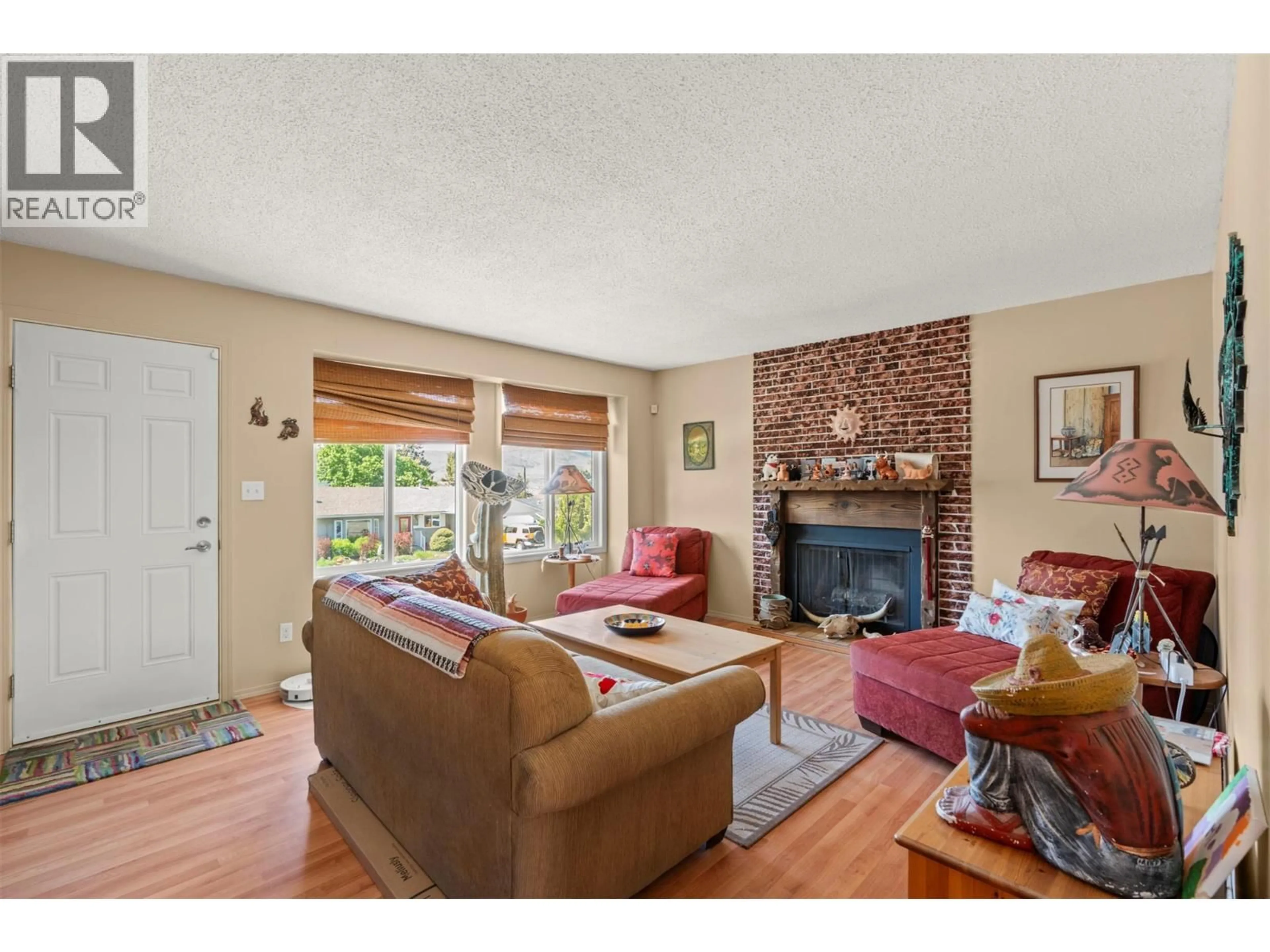 Living room with furniture, unknown for 3919 14 STREET, Vernon British Columbia V1T7N3