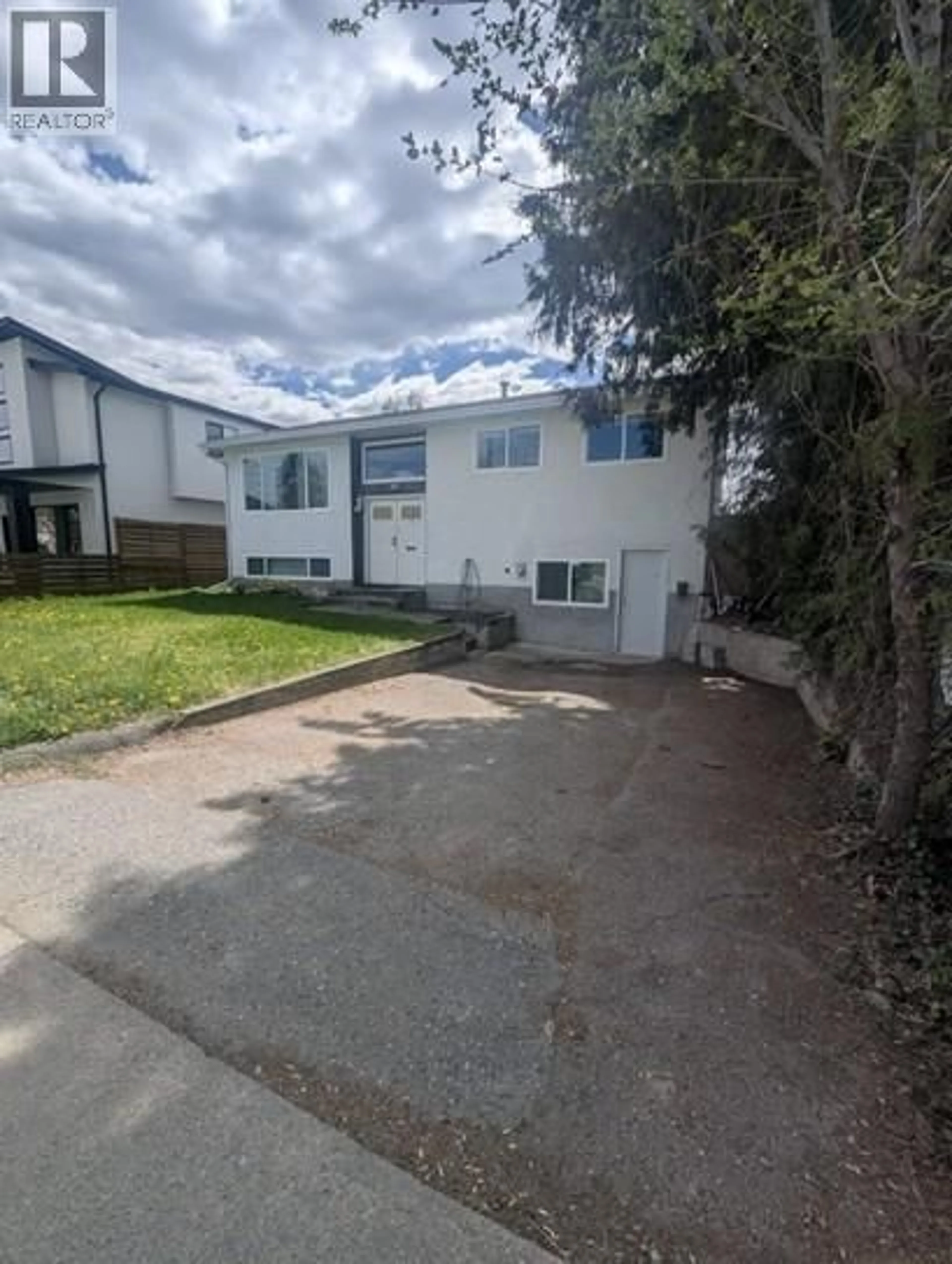 A pic from outside/outdoor area/front of a property/back of a property/a pic from drone, street for 731 RAYMER AVENUE, Kelowna British Columbia V1Y4Z7