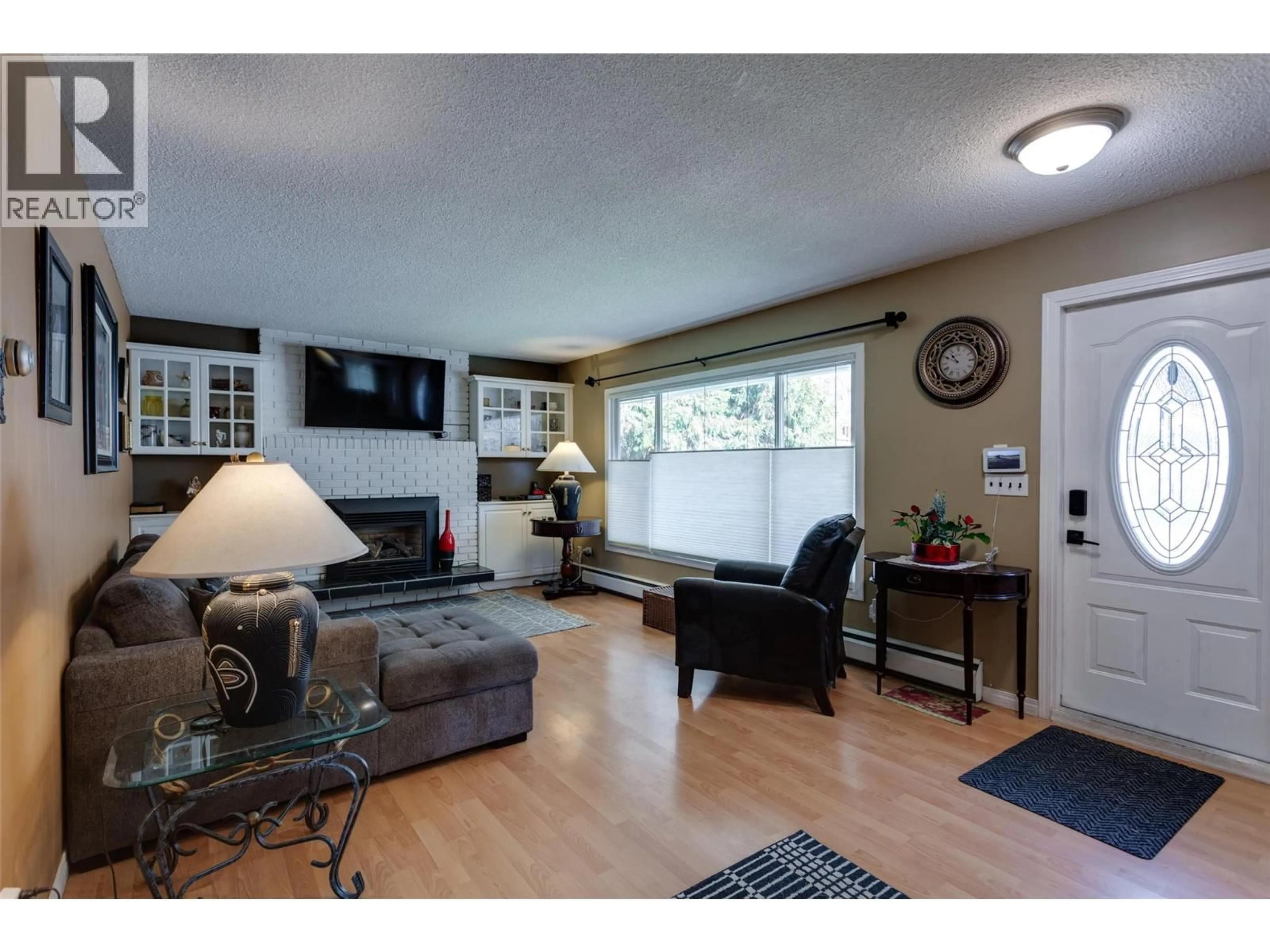 Living room with furniture, wood/laminate floor for 1710 HOLLYWOOD ROAD SOUTH, Kelowna British Columbia V1X4P3