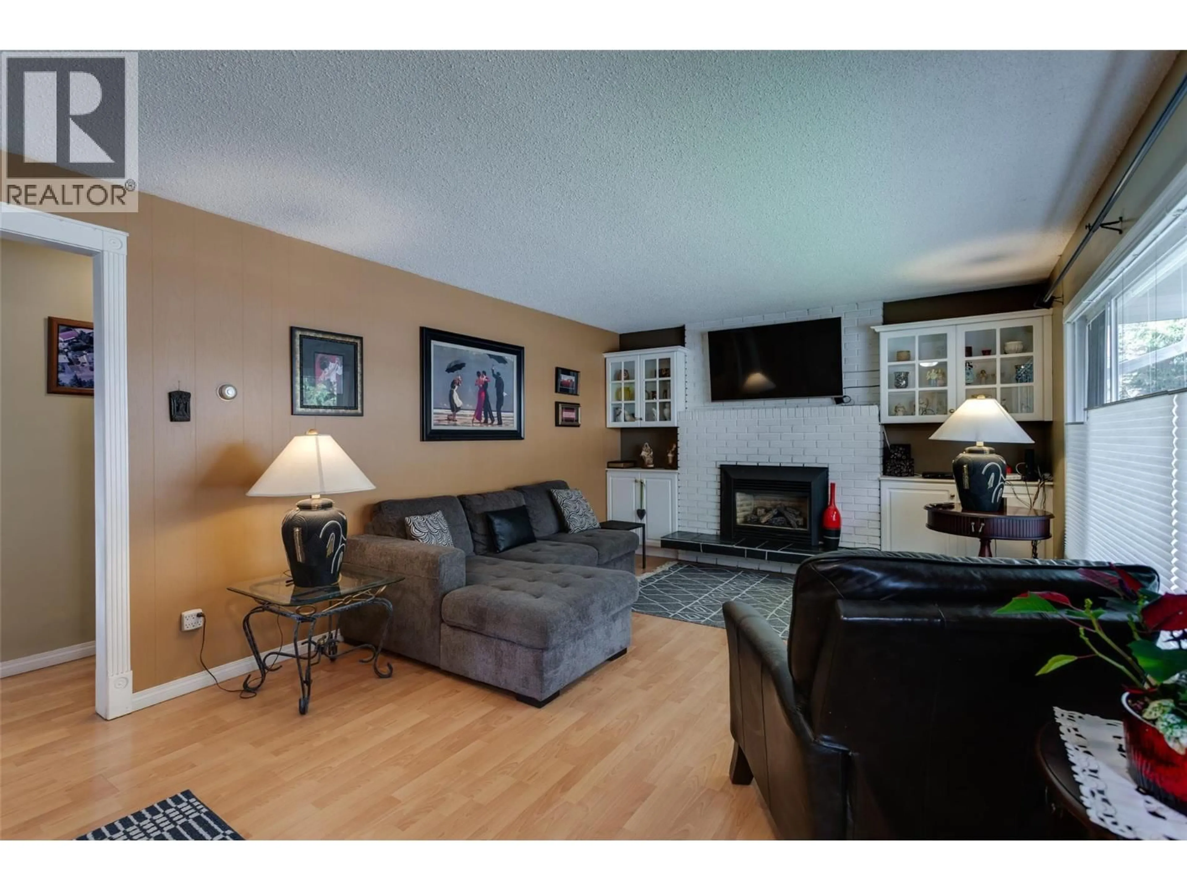 Living room with furniture, wood/laminate floor for 1710 HOLLYWOOD ROAD SOUTH, Kelowna British Columbia V1X4P3