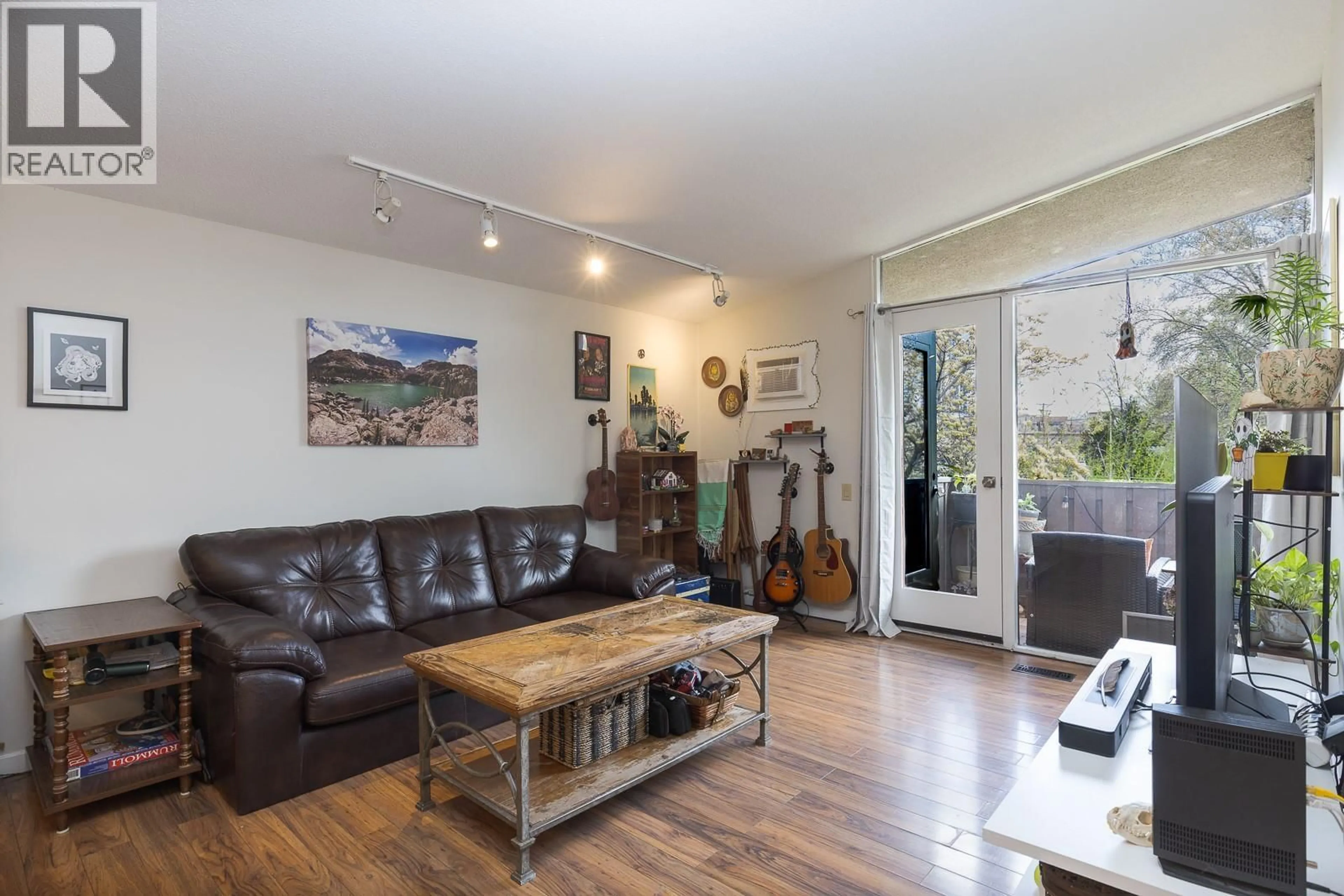 Living room with furniture, wood/laminate floor for 11 - 353 BOYCE CRESCENT, Kelowna British Columbia V1Y5Z7