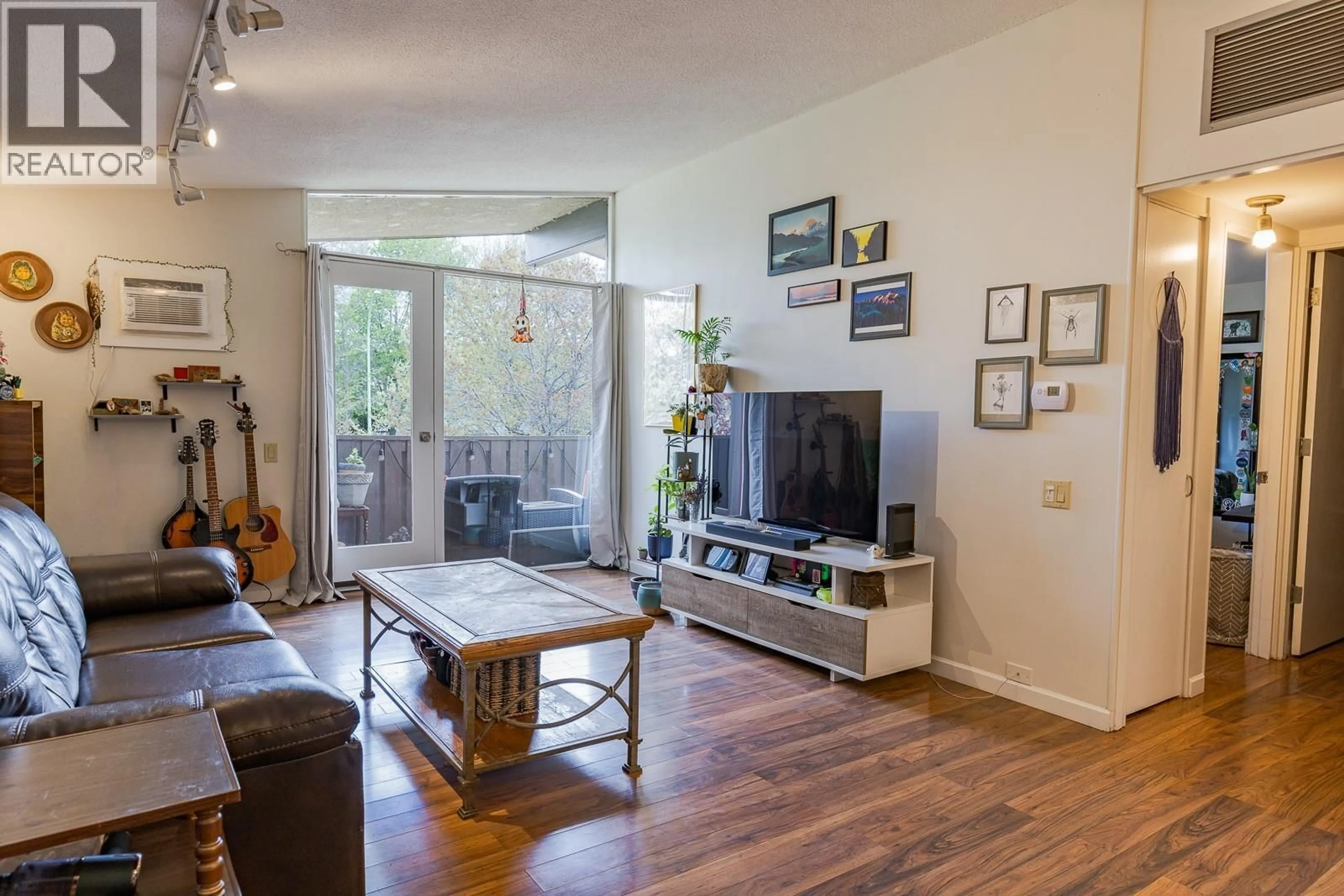 Living room with furniture, wood/laminate floor for 11 - 353 BOYCE CRESCENT, Kelowna British Columbia V1Y5Z7