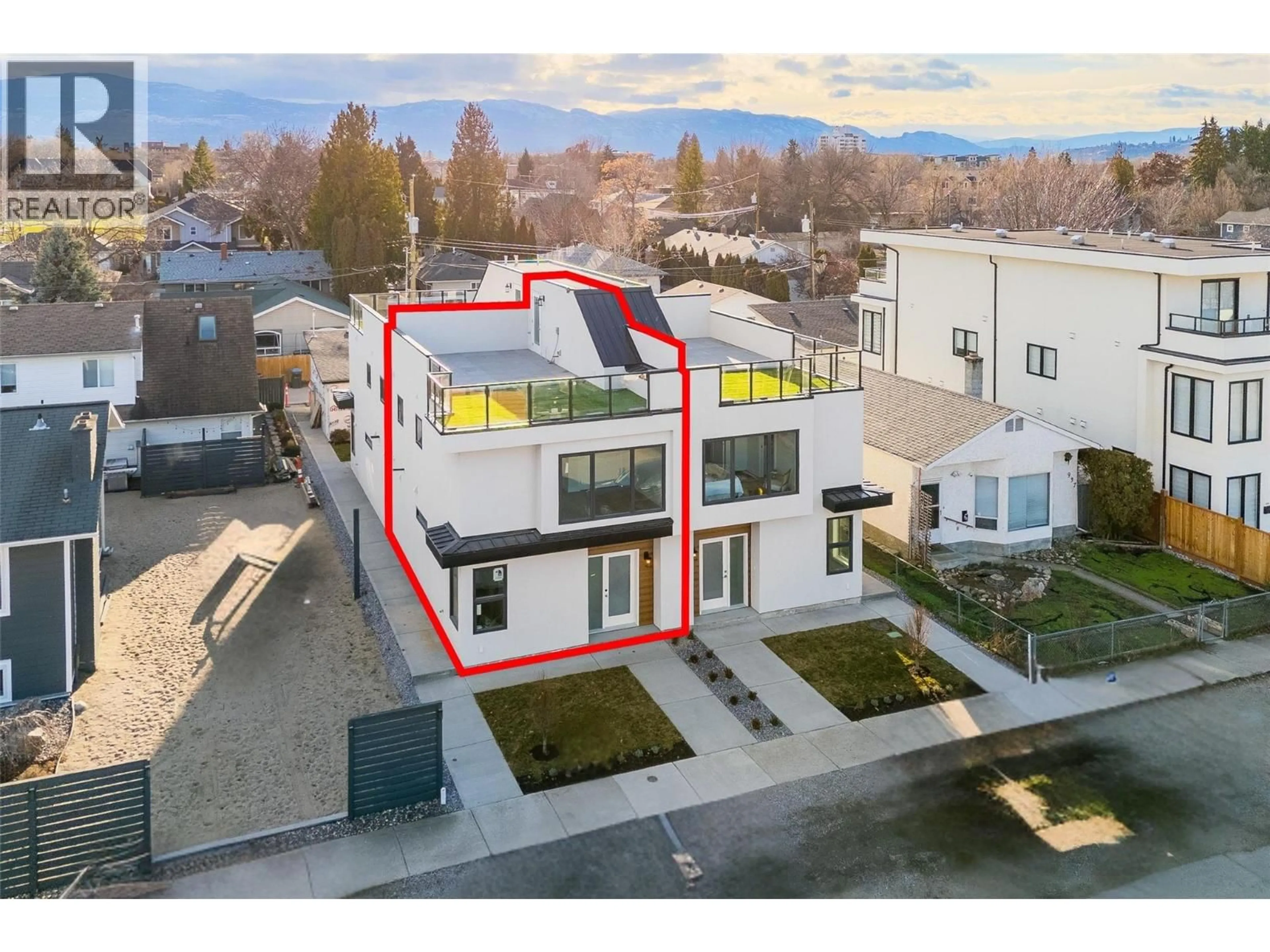 A pic from outside/outdoor area/front of a property/back of a property/a pic from drone, unknown for 3 - 943 FULLER AVENUE, Kelowna British Columbia V1Y6X5