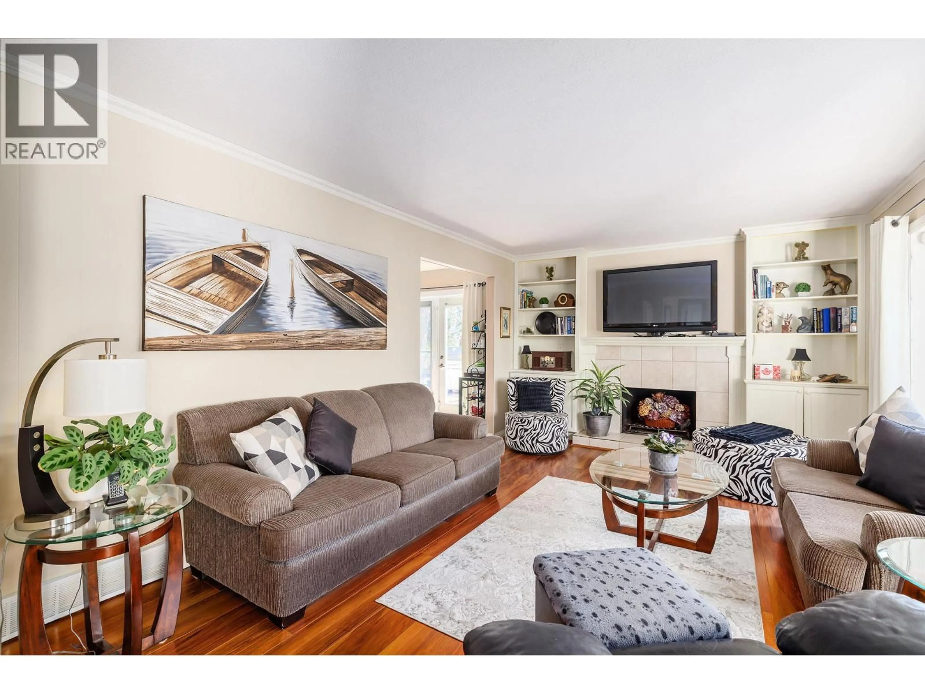 Living room with furniture, wood/laminate floor for 5687 SOMERSET AVENUE, Peachland British Columbia V0H1X4