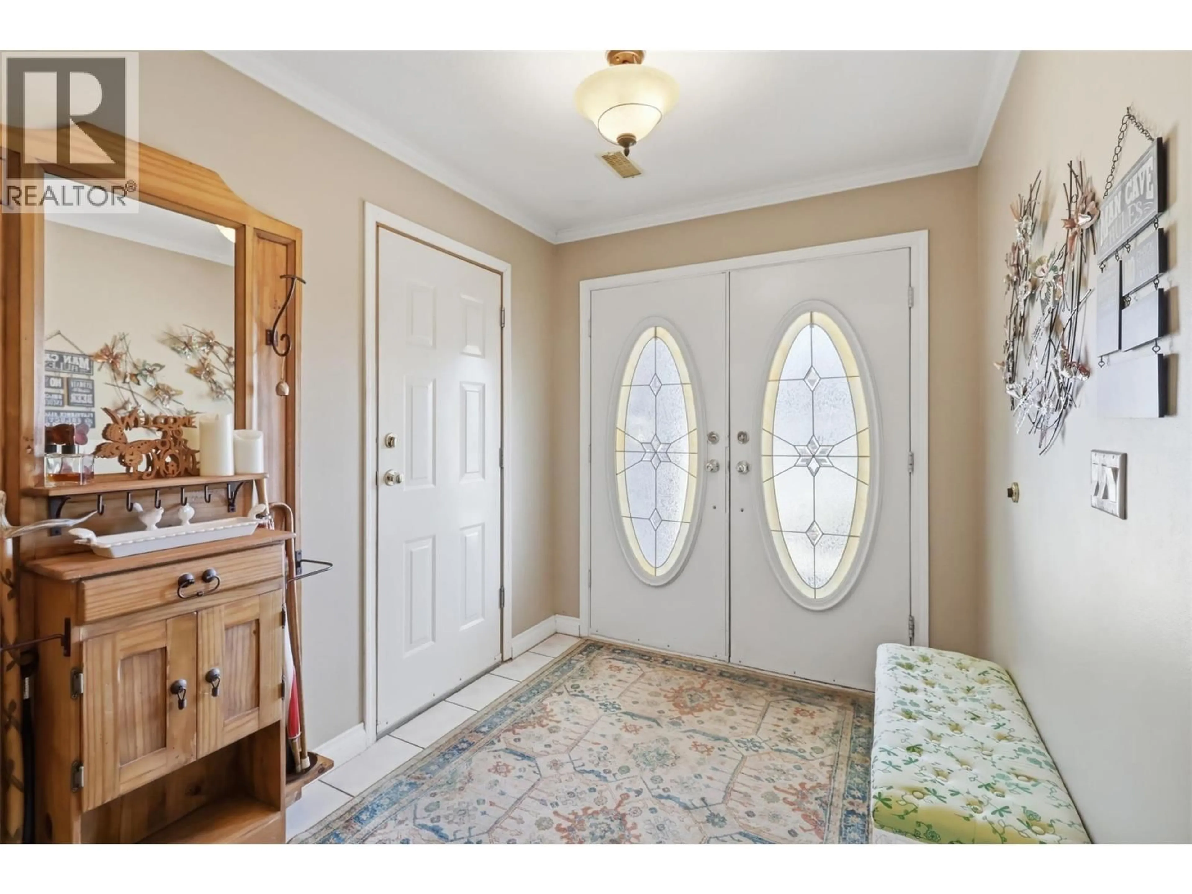 Indoor entryway for 1165 13TH STREET, Kamloops British Columbia V2B8K4