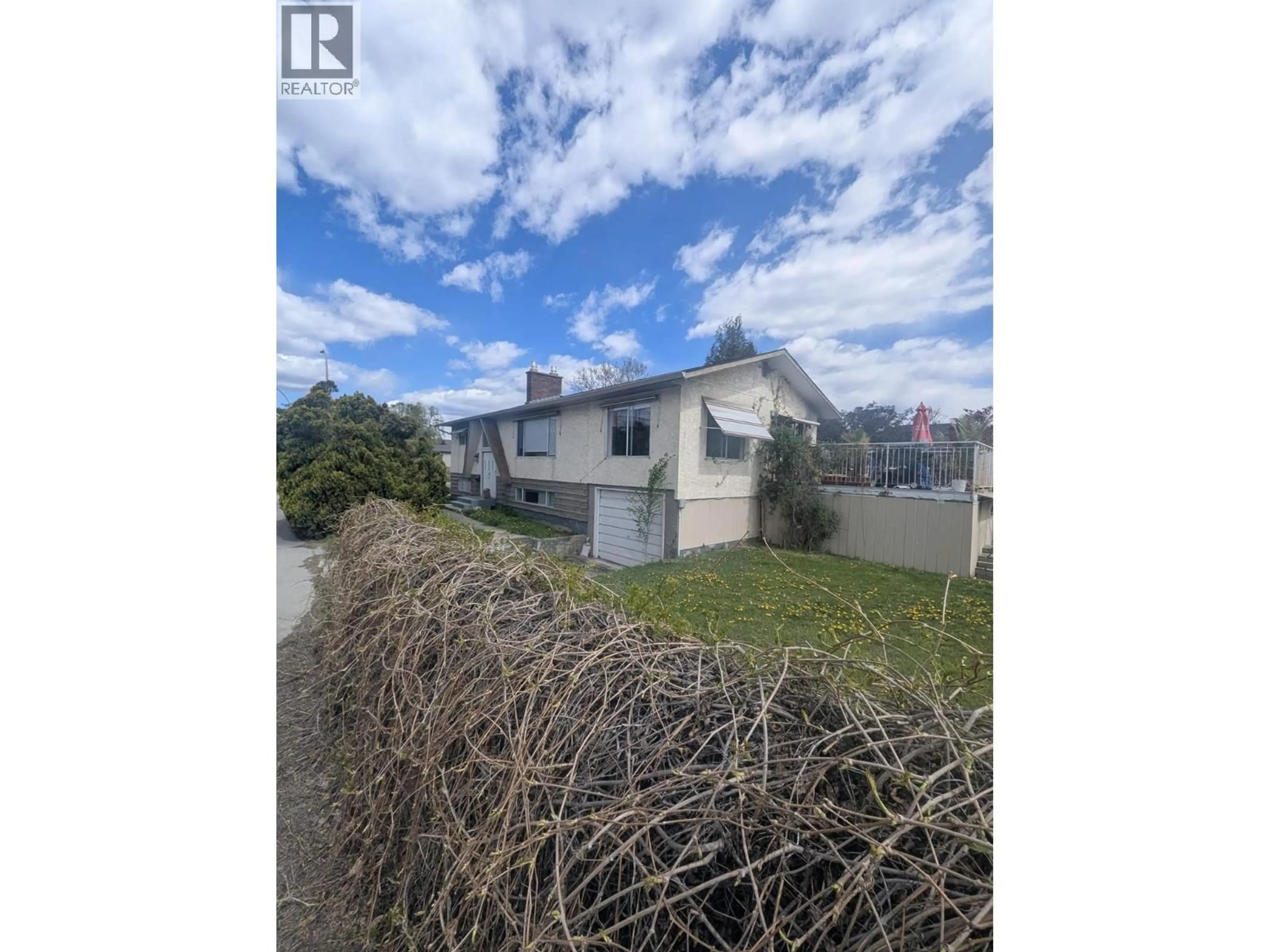 A pic from outside/outdoor area/front of a property/back of a property/a pic from drone, unknown for 2815 RICHTER STREET, Kelowna British Columbia V1Y2R6