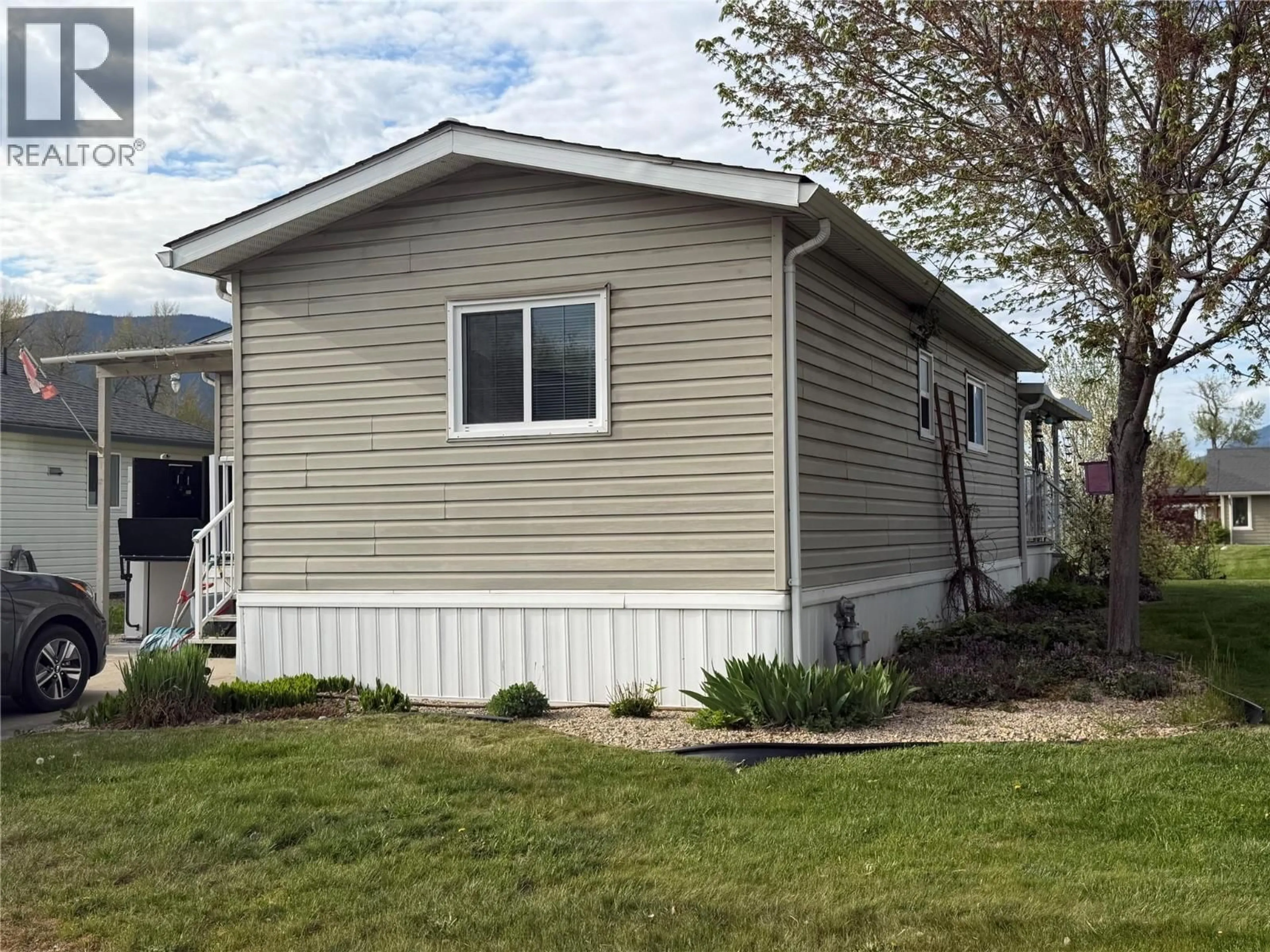 Home with vinyl exterior material, street for 5 - 601 BEATTY AVENUE NORTHWEST, Salmon Arm British Columbia V1E3J6