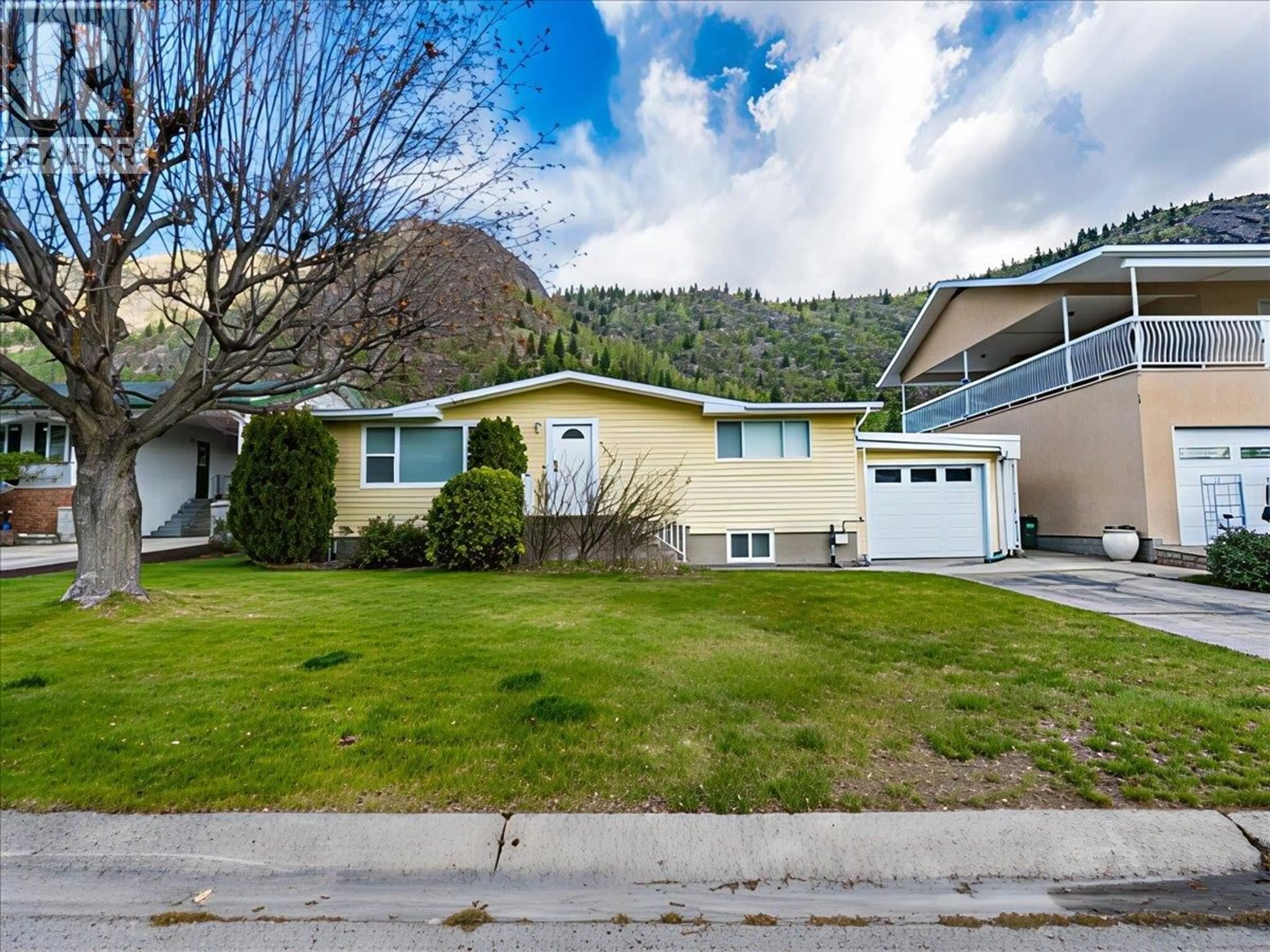 Home with vinyl exterior material, street for 3833 DOGWOOD DRIVE, Trail British Columbia V1R2V4