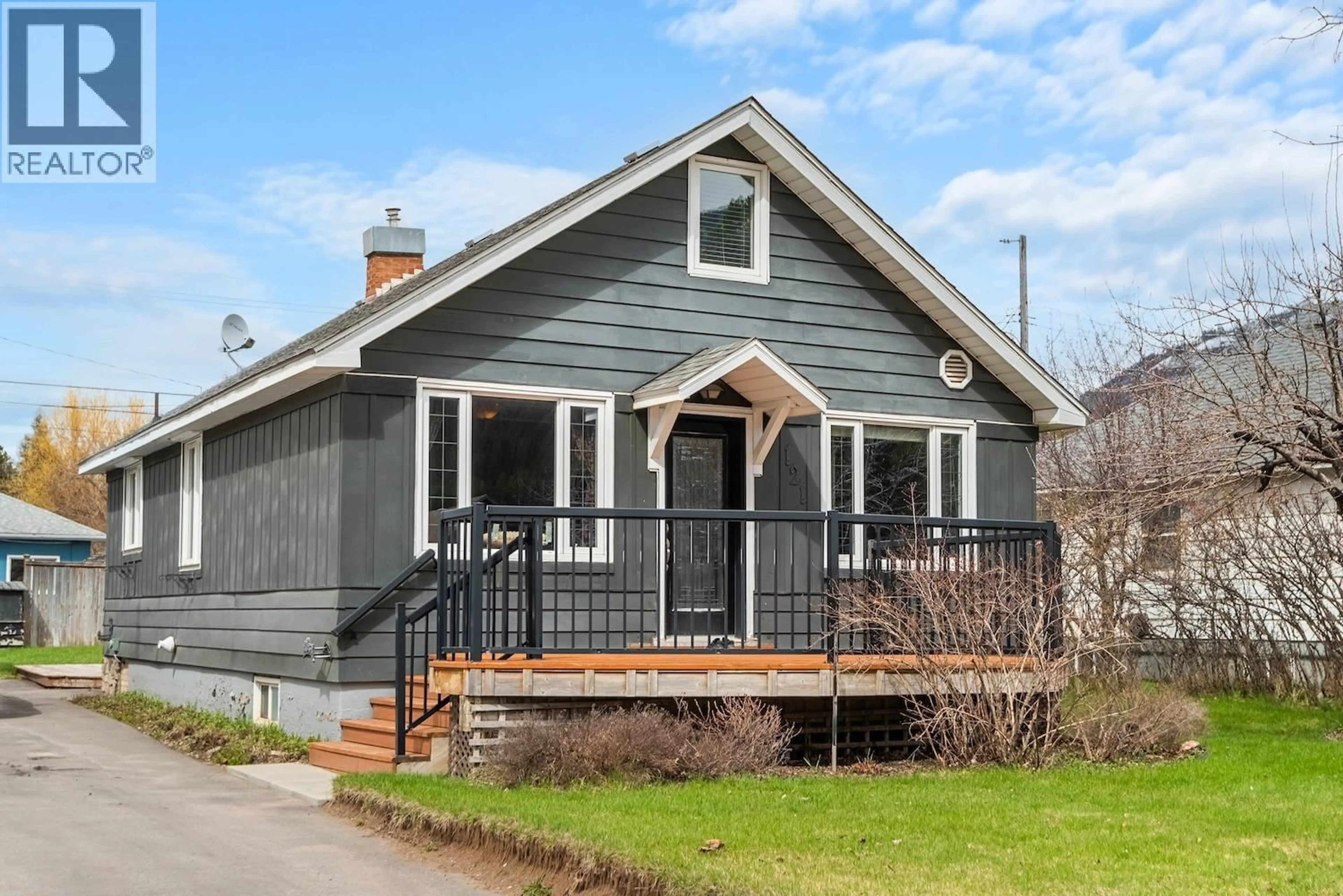 Home with vinyl exterior material, street for 121 SPRUCE AVENUE, Sparwood British Columbia V0B2G0