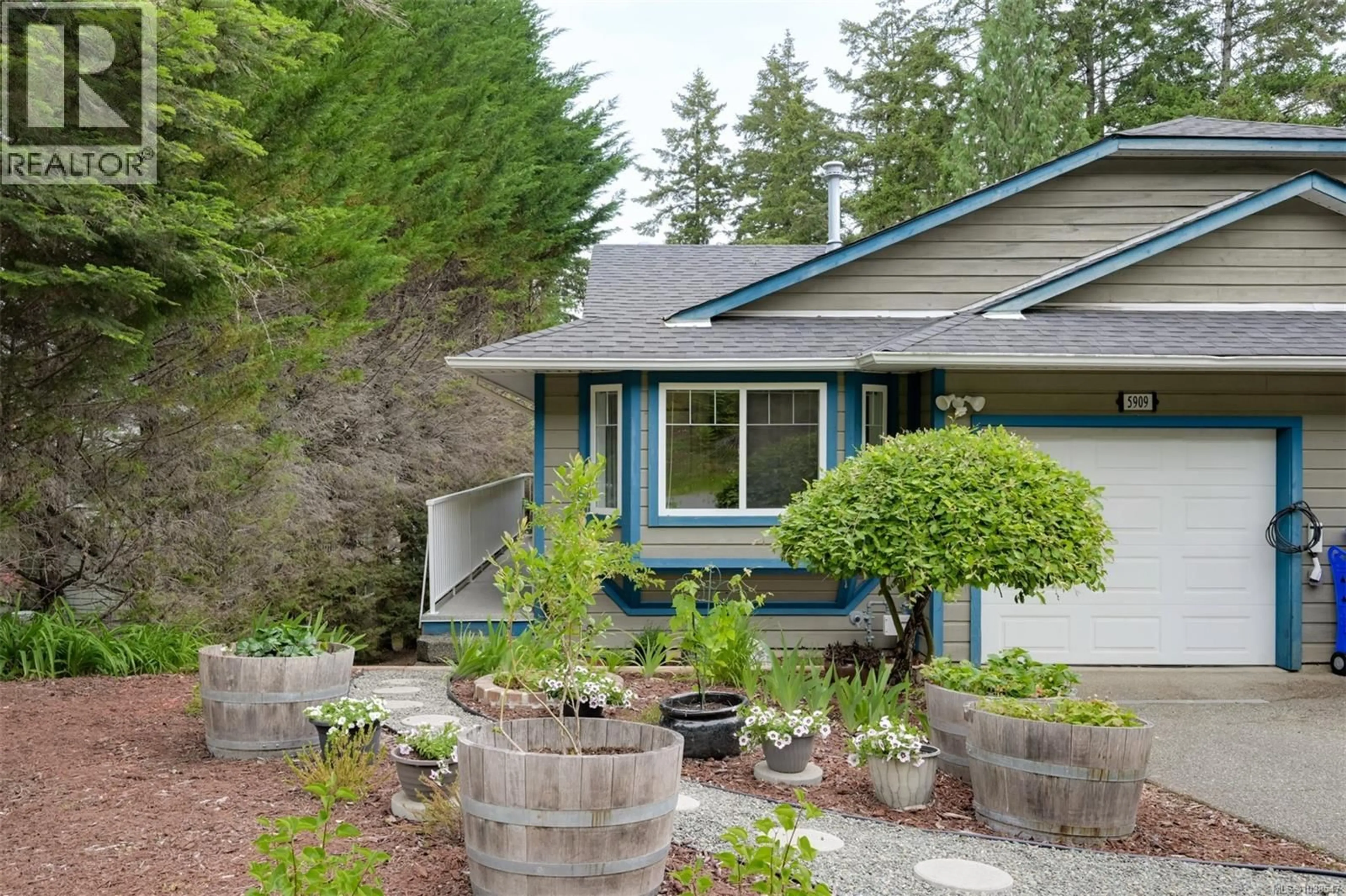 Home with vinyl exterior material, unknown for 5909 UPLAND AVENUE, Duncan British Columbia V9L6P7