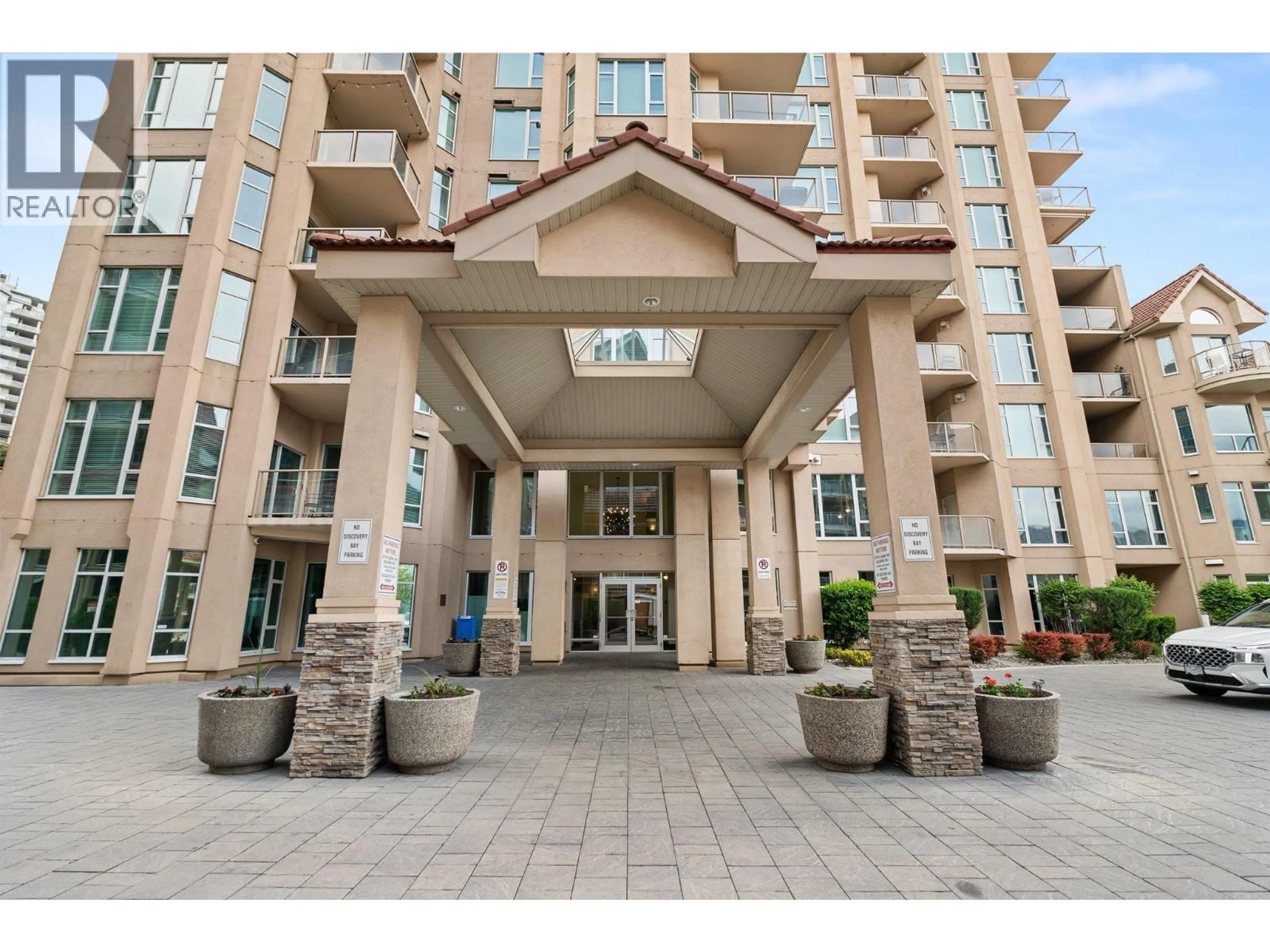 Indoor foyer for 303 - 1128 SUNSET DRIVE, Kelowna British Columbia V1Y9W7