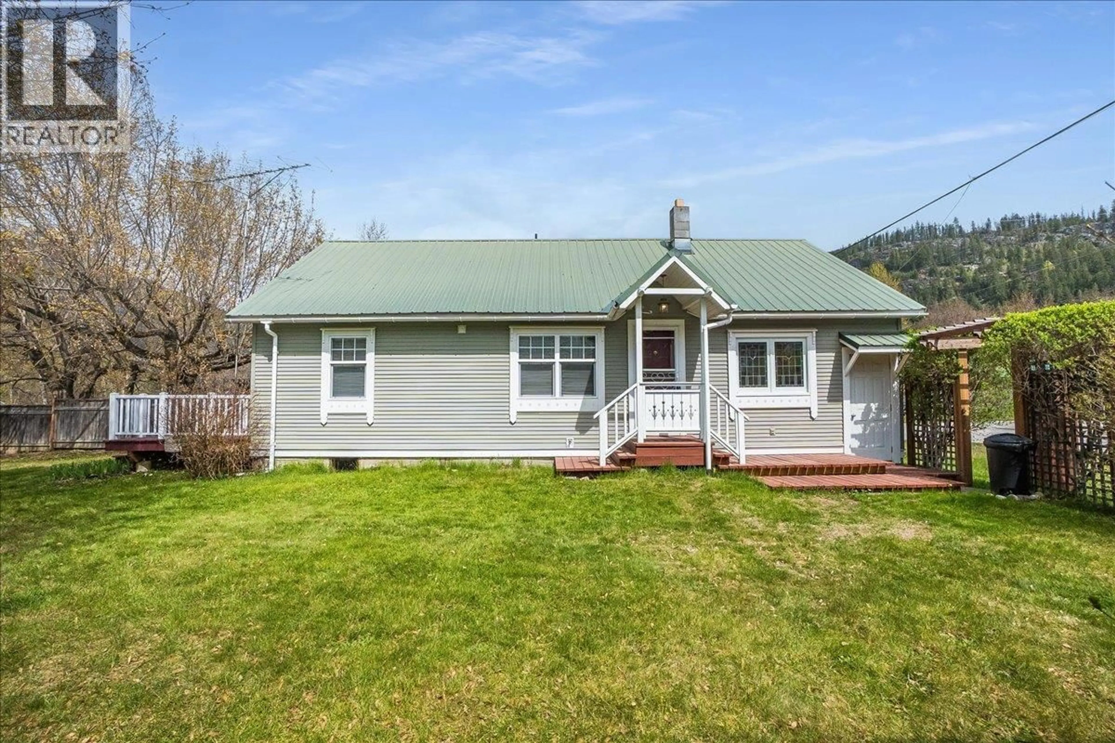Home with vinyl exterior material, unknown for 501 ARTHUR STREET, Slocan British Columbia V0G2C0