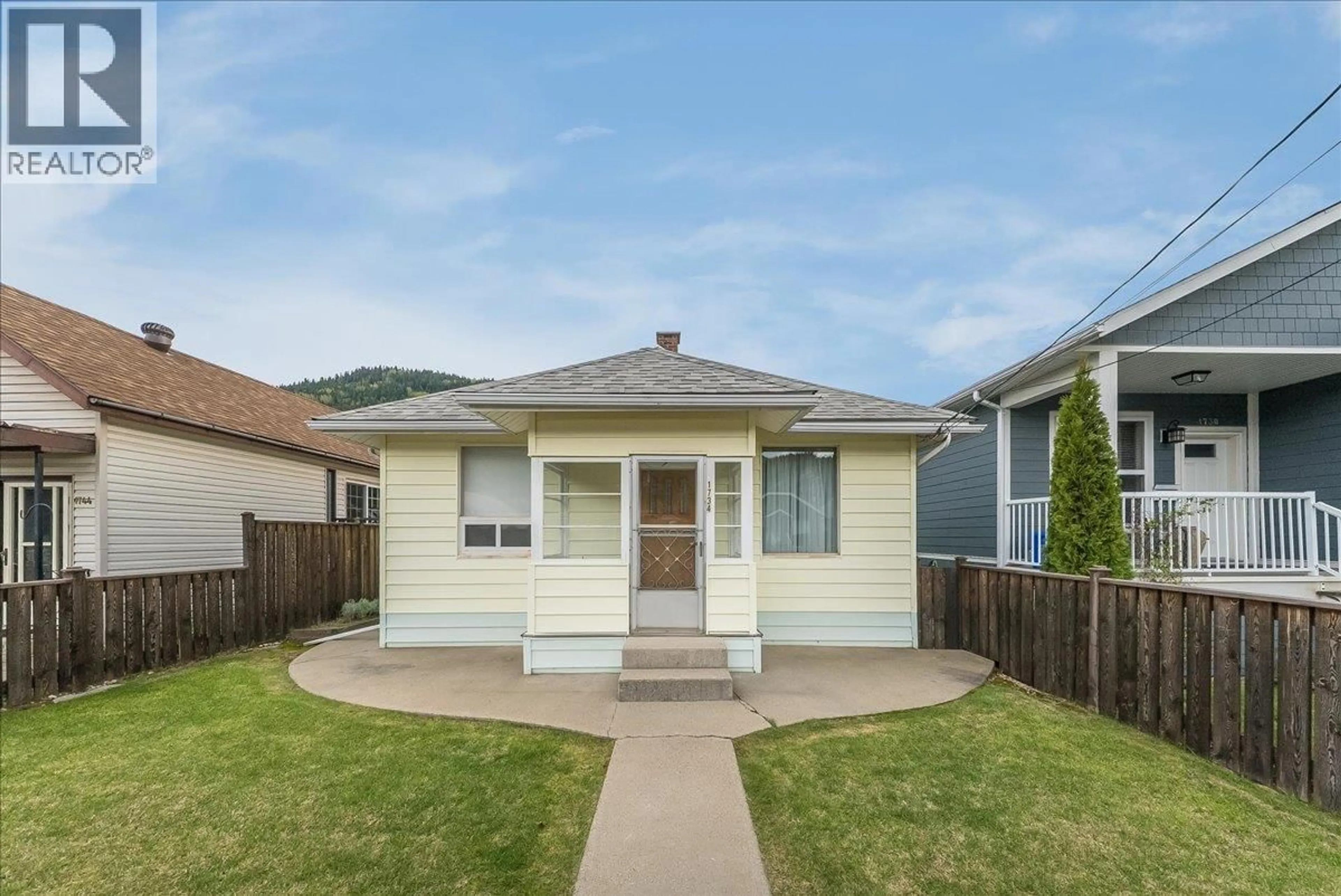 Home with vinyl exterior material, street for 1734 THIRD AVENUE, Trail British Columbia V1R1P9