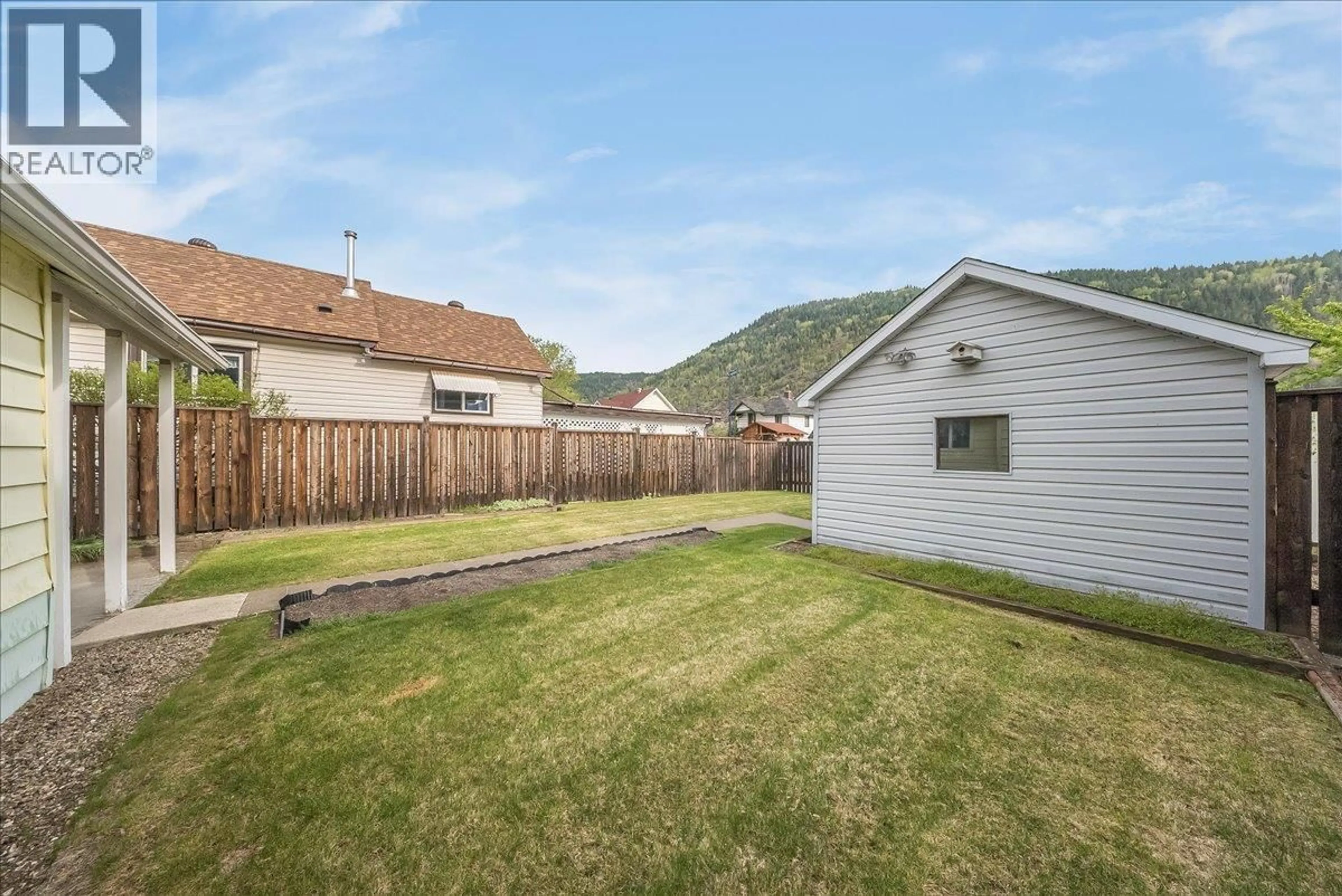 Patio, mountain view for 1734 THIRD AVENUE, Trail British Columbia V1R1P9