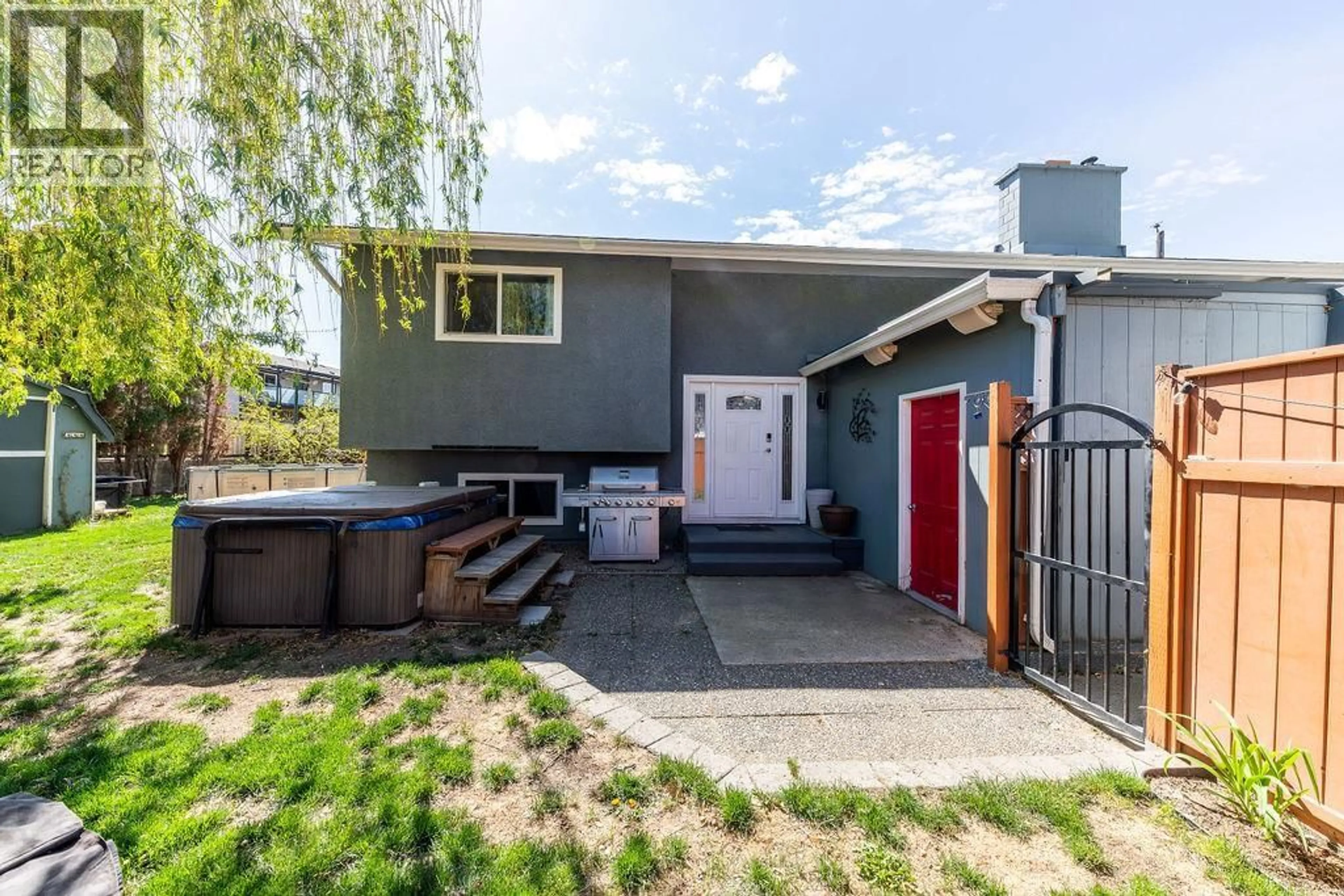 Home with vinyl exterior material, street for 631 CAMBRIDGE CRESCENT, Kamloops British Columbia V2B6B7