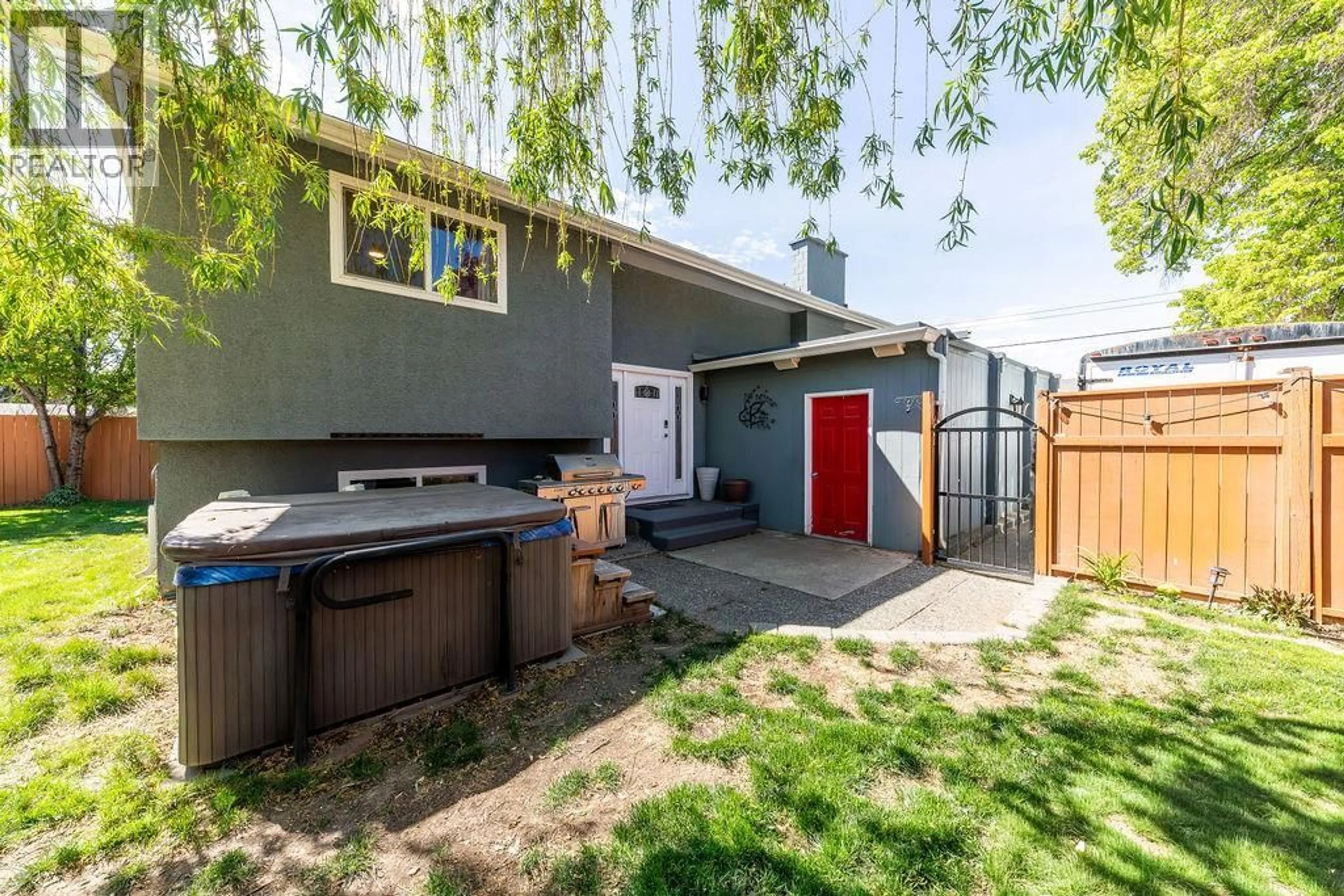 Patio, street for 631 CAMBRIDGE CRESCENT, Kamloops British Columbia V2B6B7