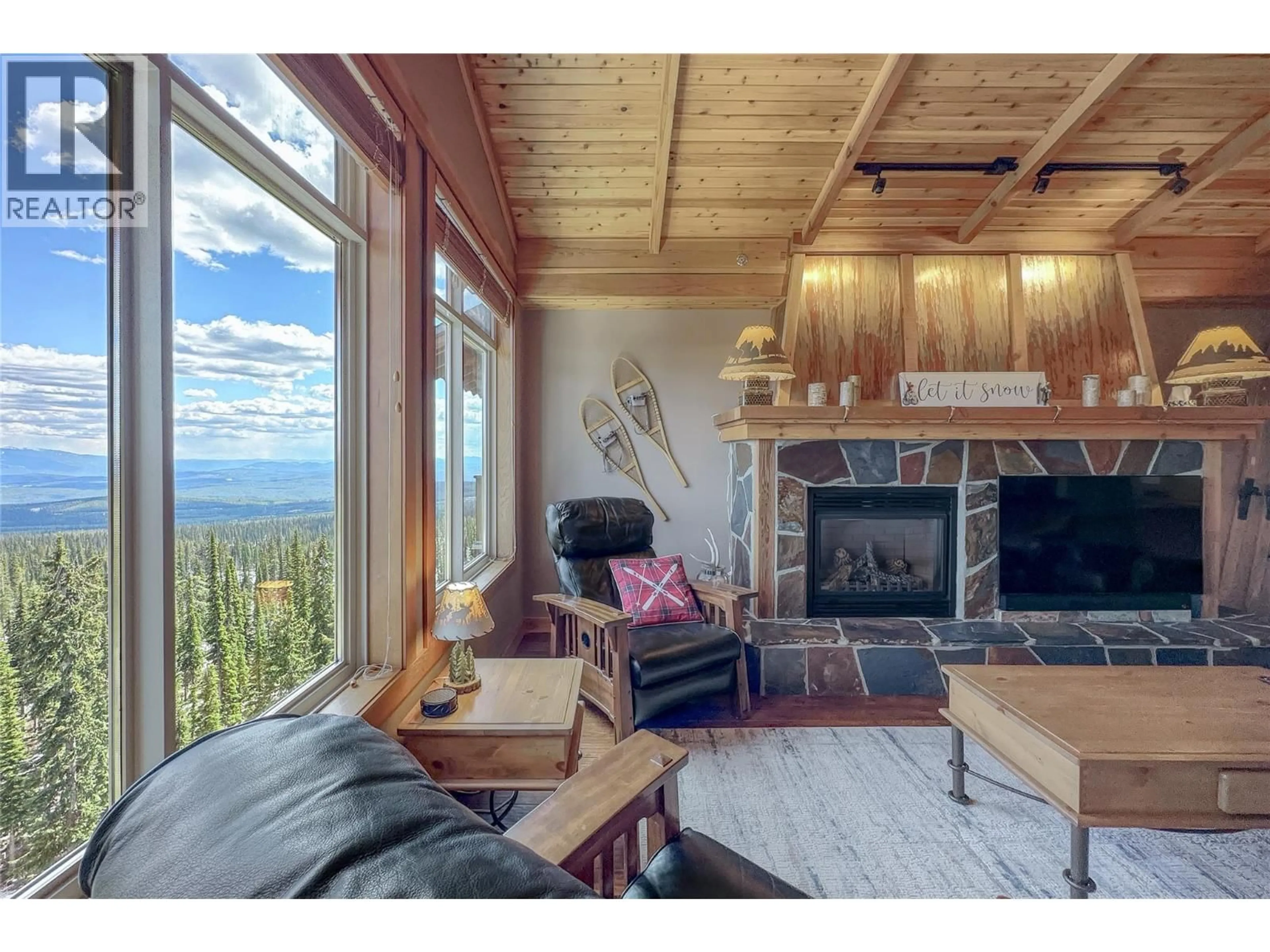 Living room with furniture, wood/laminate floor for 409 - 250 FEATHERTOP WAY, Kelowna British Columbia V1P1P3