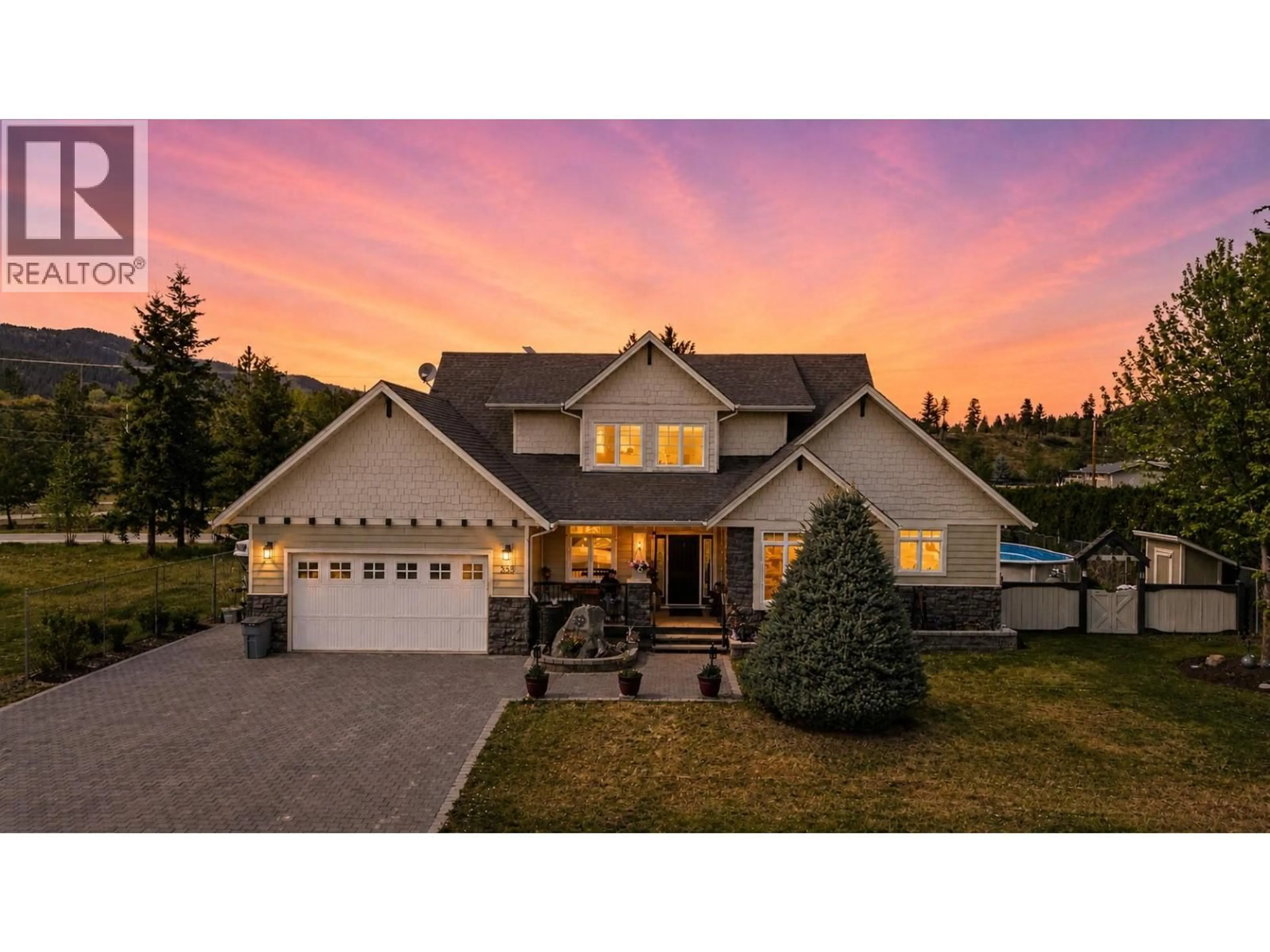 Home with vinyl exterior material, street for 252 ORIOLE WAY, Barriere British Columbia V0E1E0