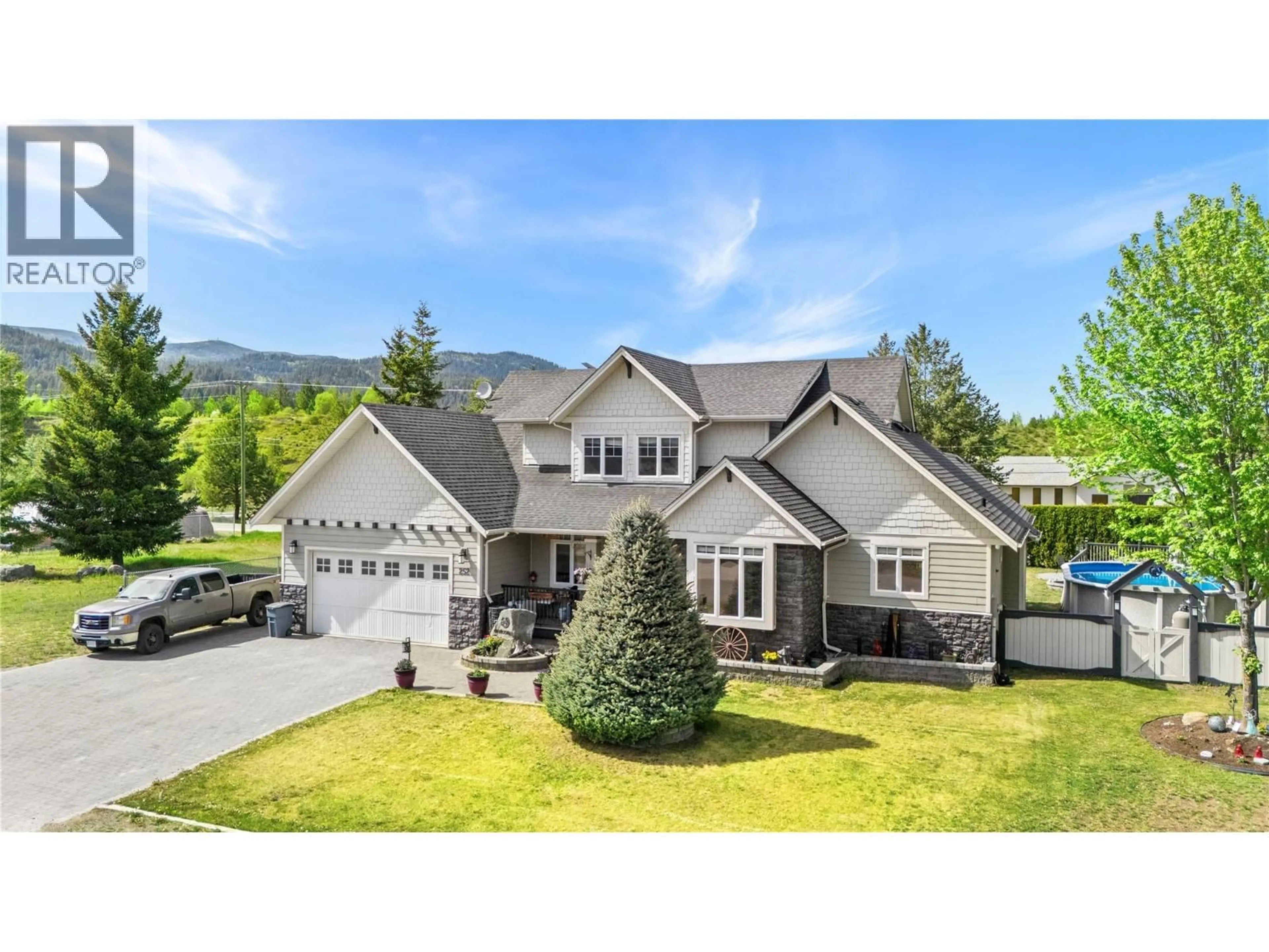 A pic from outside/outdoor area/front of a property/back of a property/a pic from drone, mountain view for 252 ORIOLE WAY, Barriere British Columbia V0E1E0