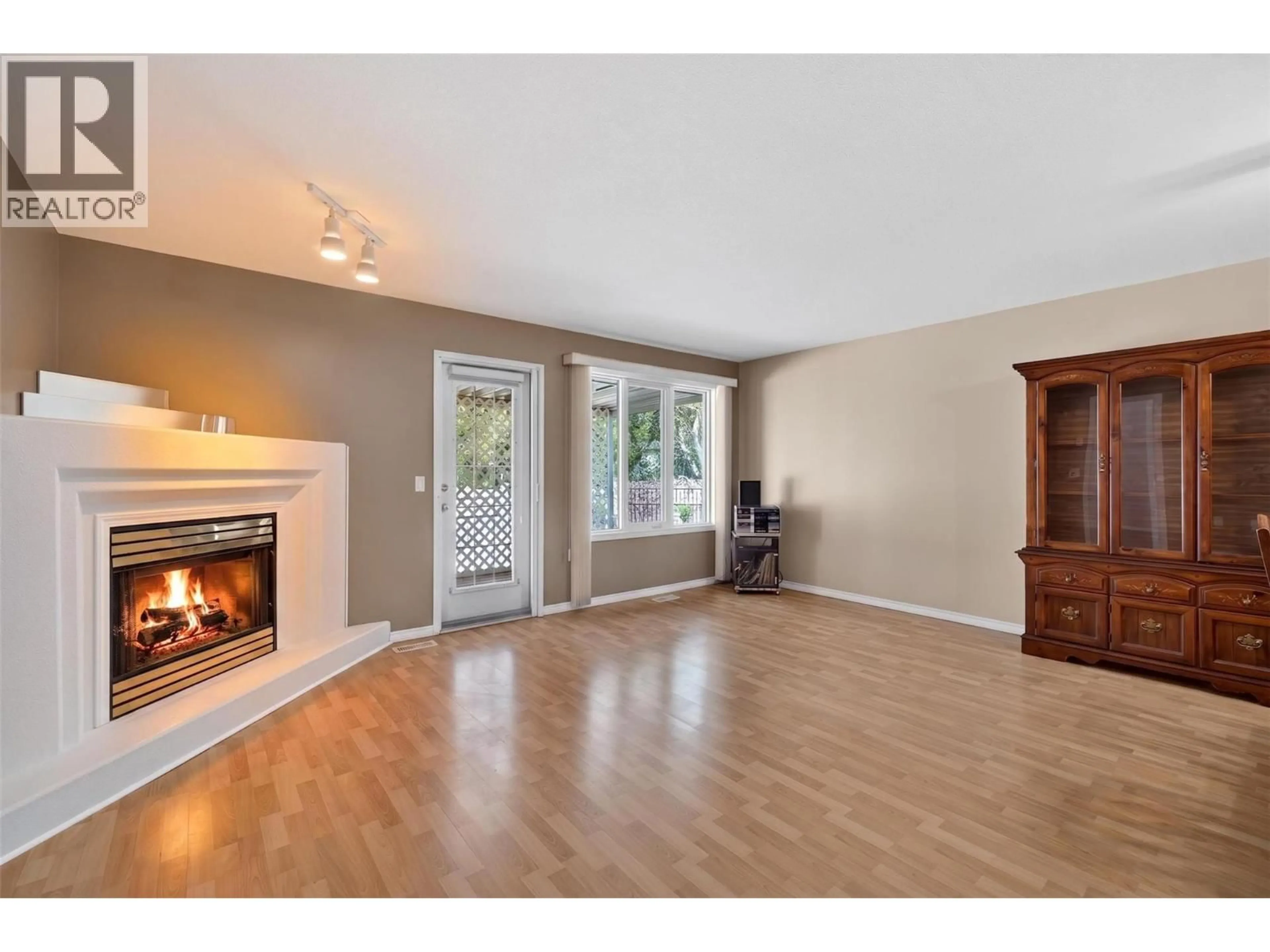 Living room with furniture, wood/laminate floor for 7 - 780 10 STREET SOUTHWEST, Salmon Arm British Columbia V1E1L9